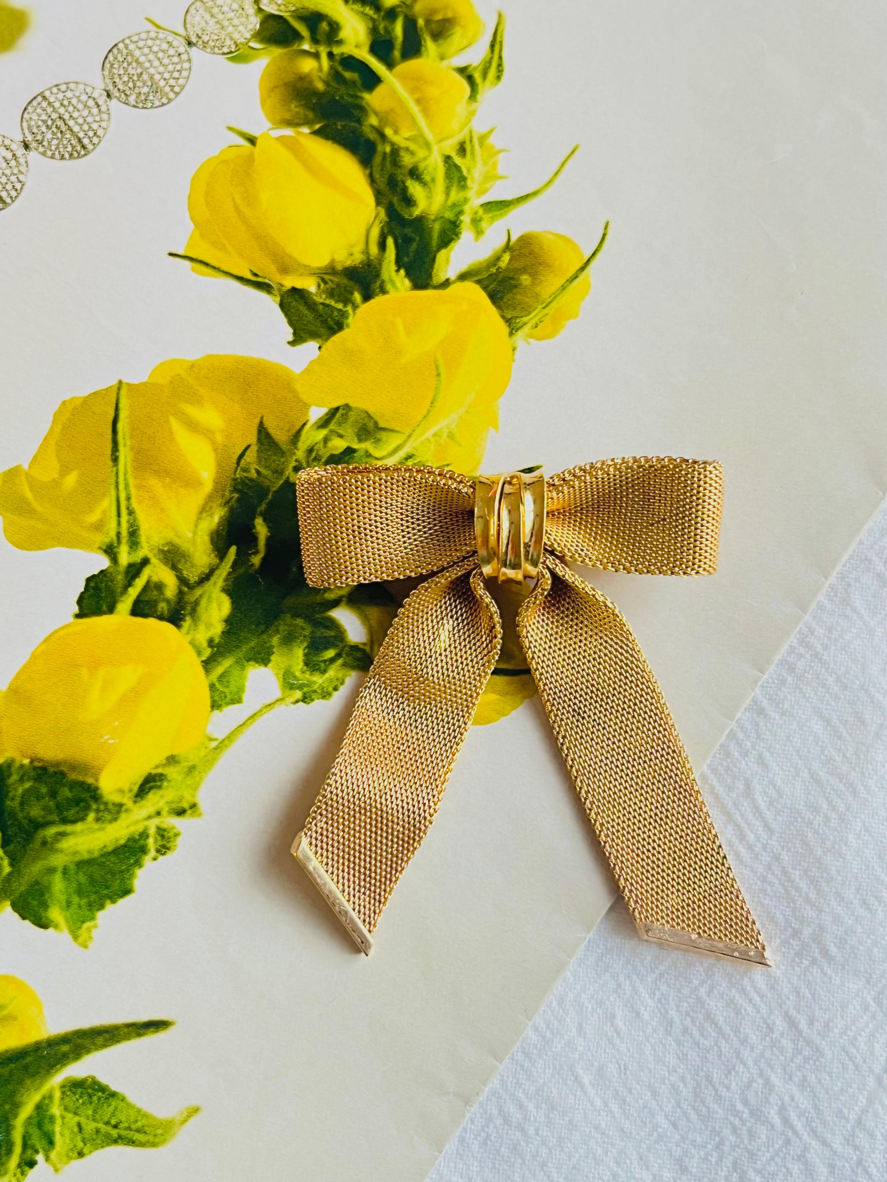 Christian Dior 1972 Vintage Large Bow Ribbon Butterfly Mesh Elegant Brooch, Gold Tone

Très bon état. Pas de perte de couleur, mais de légères taches sombres, à peine perceptibles. 100% authentique.

Une pièce unique. Broche stylisée plaquée