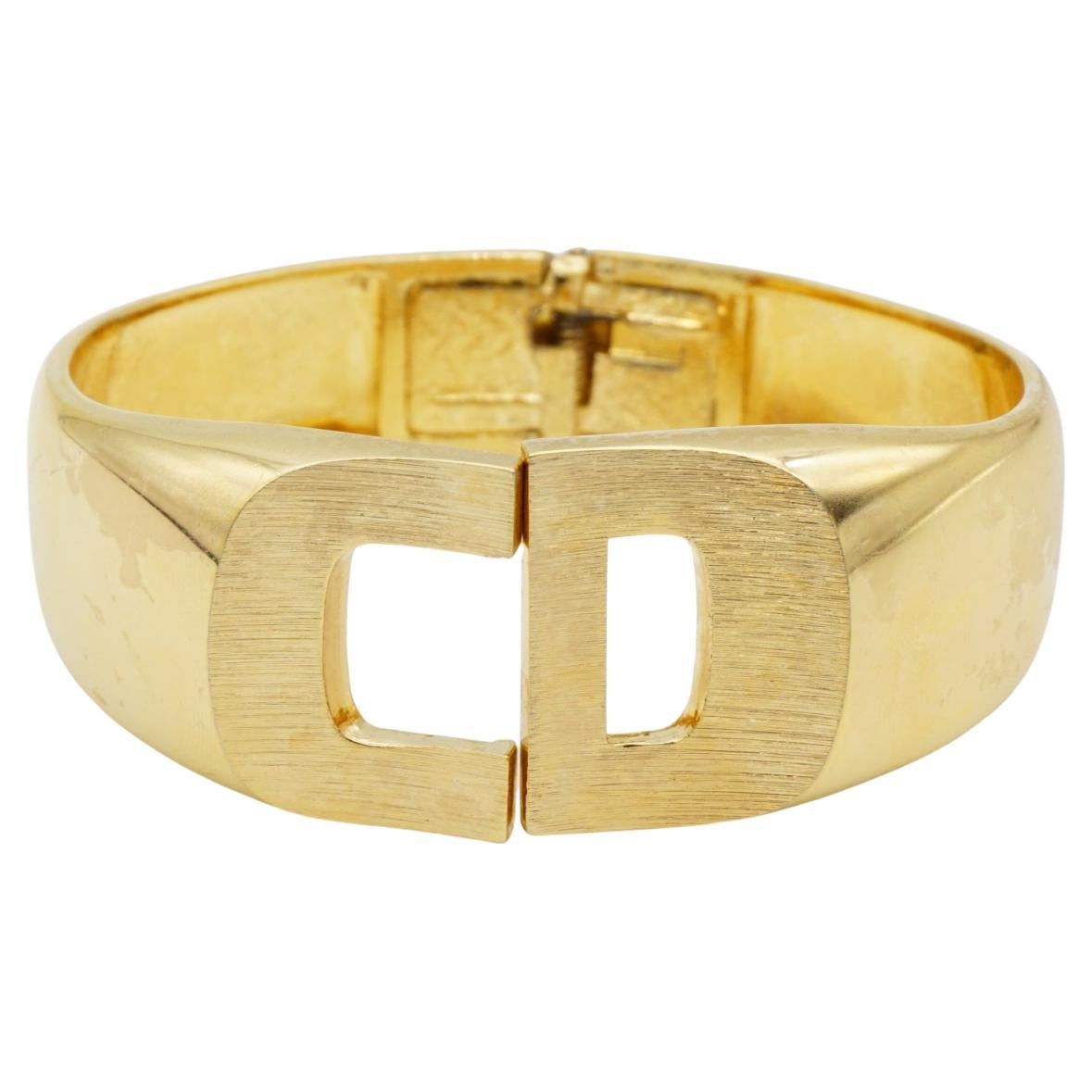 Christian Dior 1973 Vintage Unisex Iconic Classic Extra Wide Logo CD Glow Jumbo Chunky Statement Modernist Clamper Manschette Cuff Bangle Bracelet, Gold Plated

Muy buen estado. Ligeros arañazos o pérdida de color, apenas perceptibles. 100%