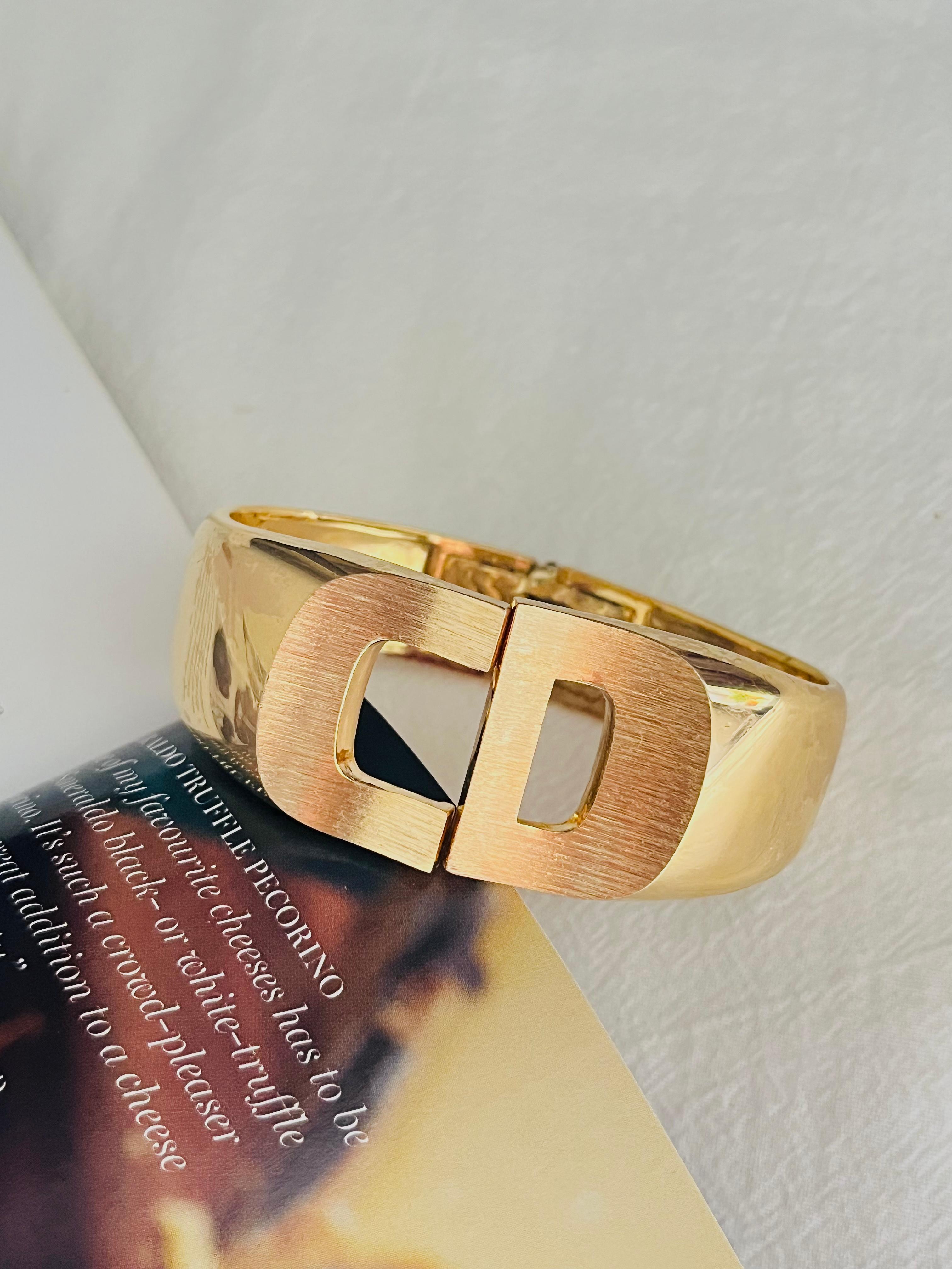 Femenino o masculino Christian Dior 1973 Logo CD Chunky Clamper Manschette Gold Cuff Pulsera brazalete en venta