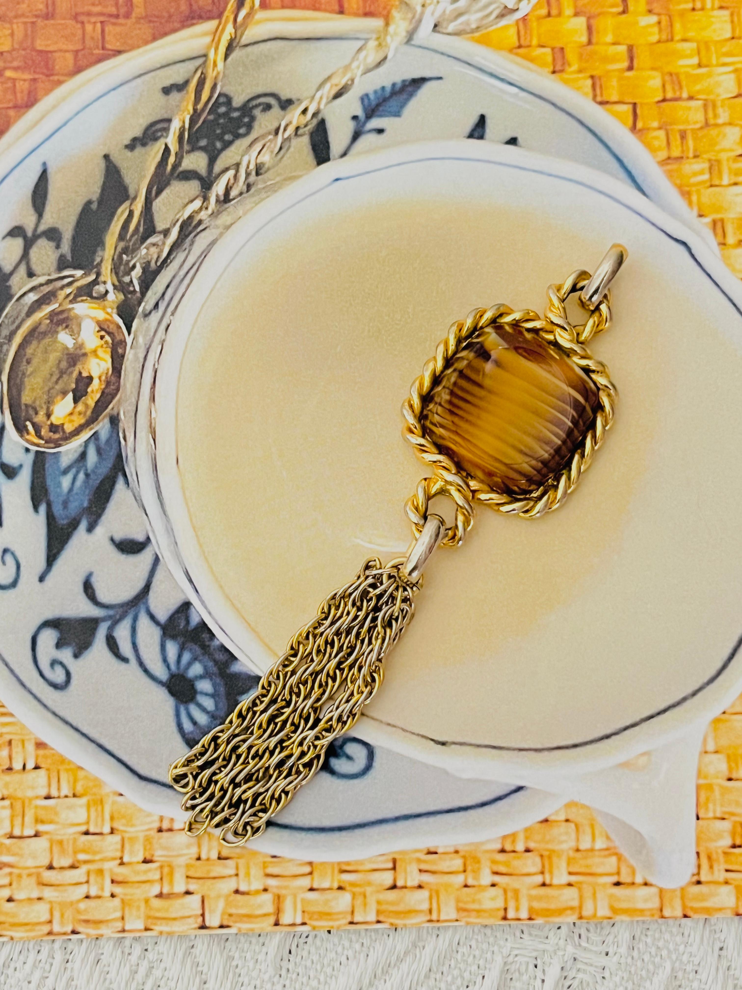 Christian Dior 1973 Vintage Unisex Textured Large Long Square Cube Brown Cabochon Tassel Rope Pendant, Gold Tone

Good condition. Scratches or colour loss, still very good to wear. 100% Genuine.

Pendant only, not includes necklace chain.