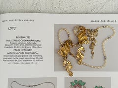 Christian Dior 1977 Haute Couture: orecchini lunghi con doppio cavalluccio marino in rilievo dorato