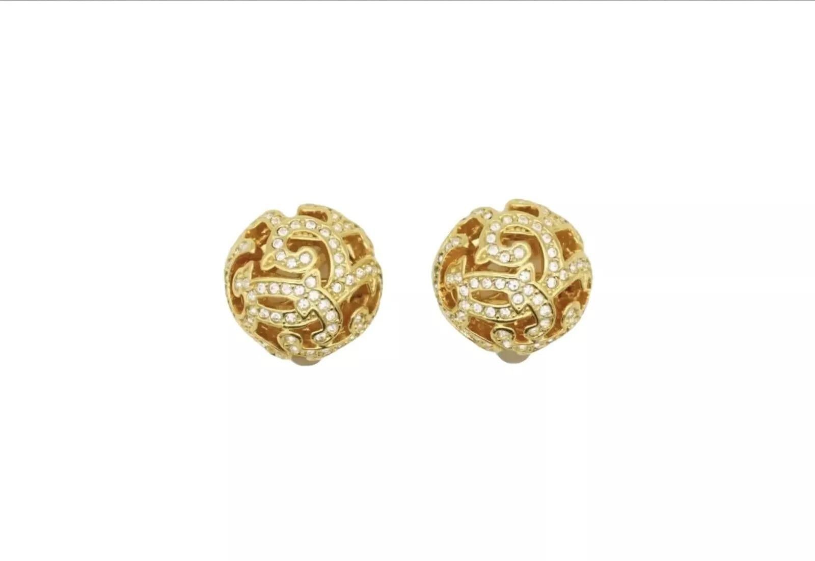 Christian Dior 1980, orecchini a clip a cerchio tondo barocco con cristalli traforati a cupola in vendita 7