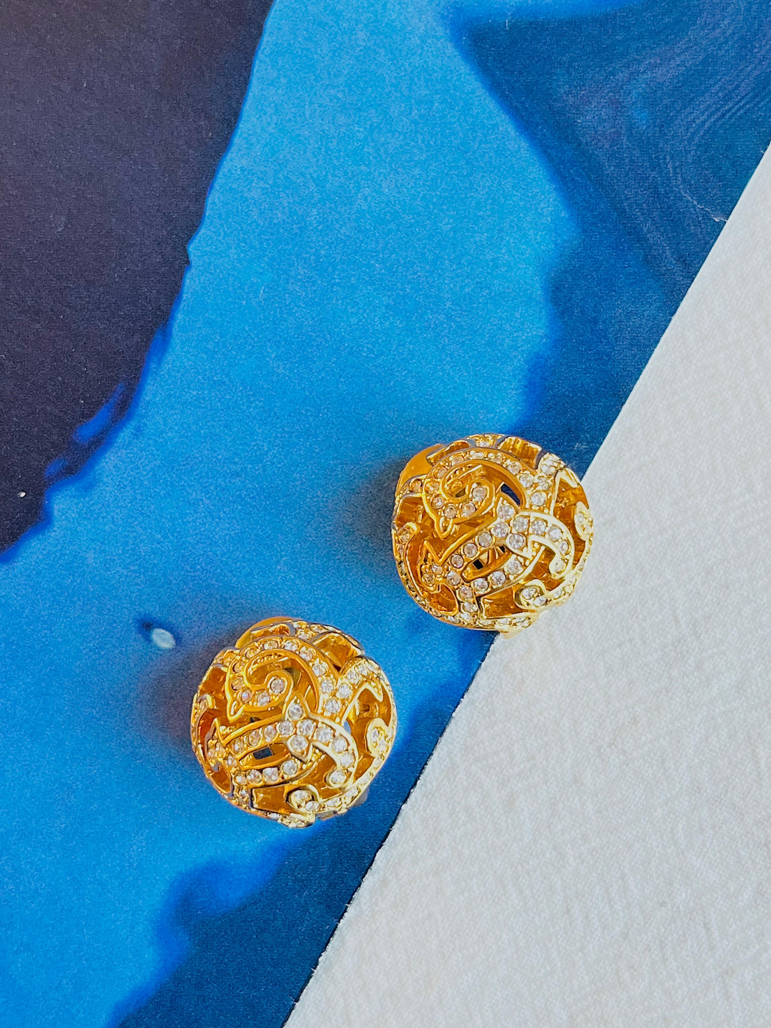 Christian Dior 1980s Baroque Round Circle Openwork Crystals Dome Filigree Clip Earrings, Gold Tone

Very excellent condition. Very new. 100% Genuine. 

Vintage and rare to find. Signed at the back.

Size: 2.1*2.1 cm.

Weight: 7.0 g/each.

_ _