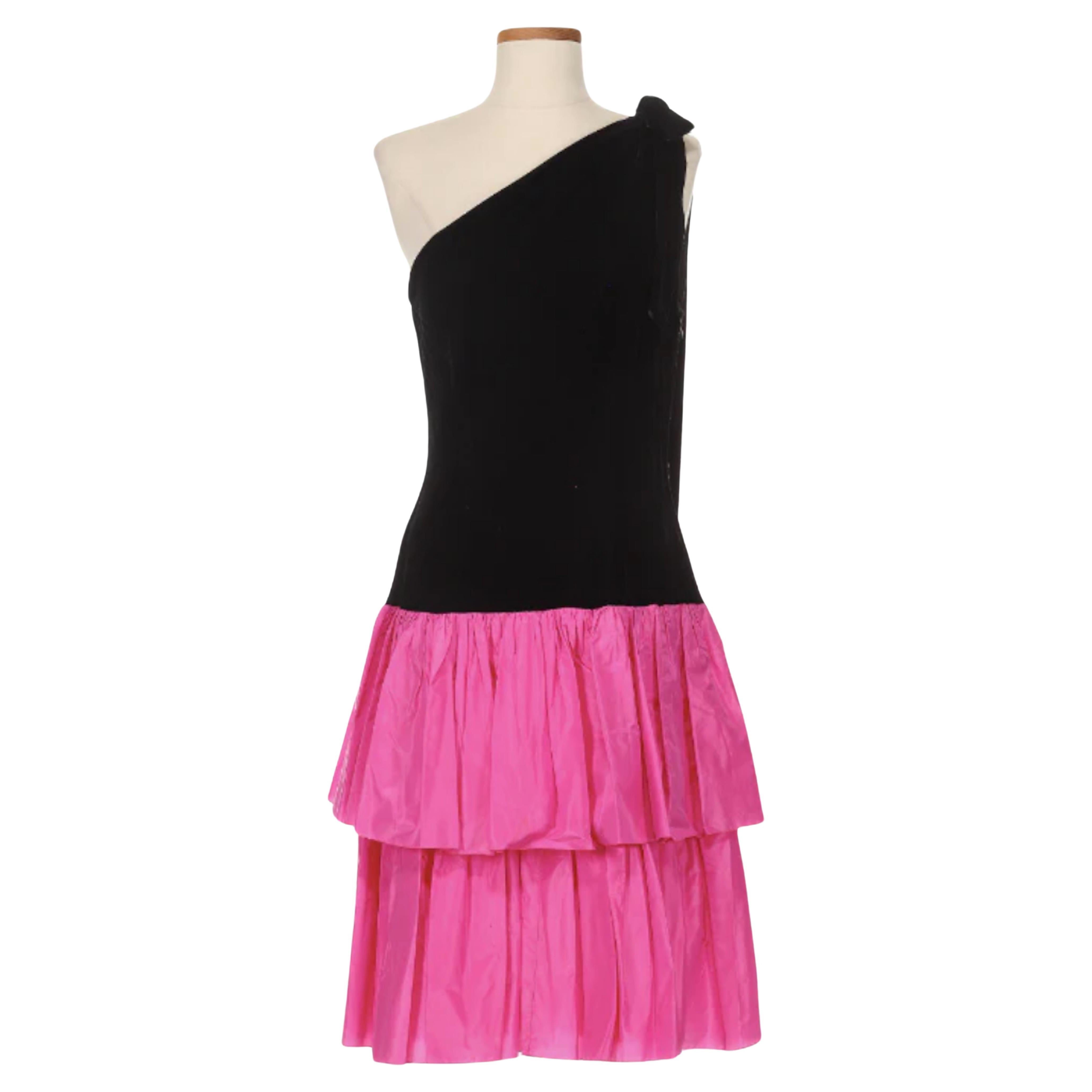 Abito in velluto nero con fondo rosa di Christian Dior anni '80
