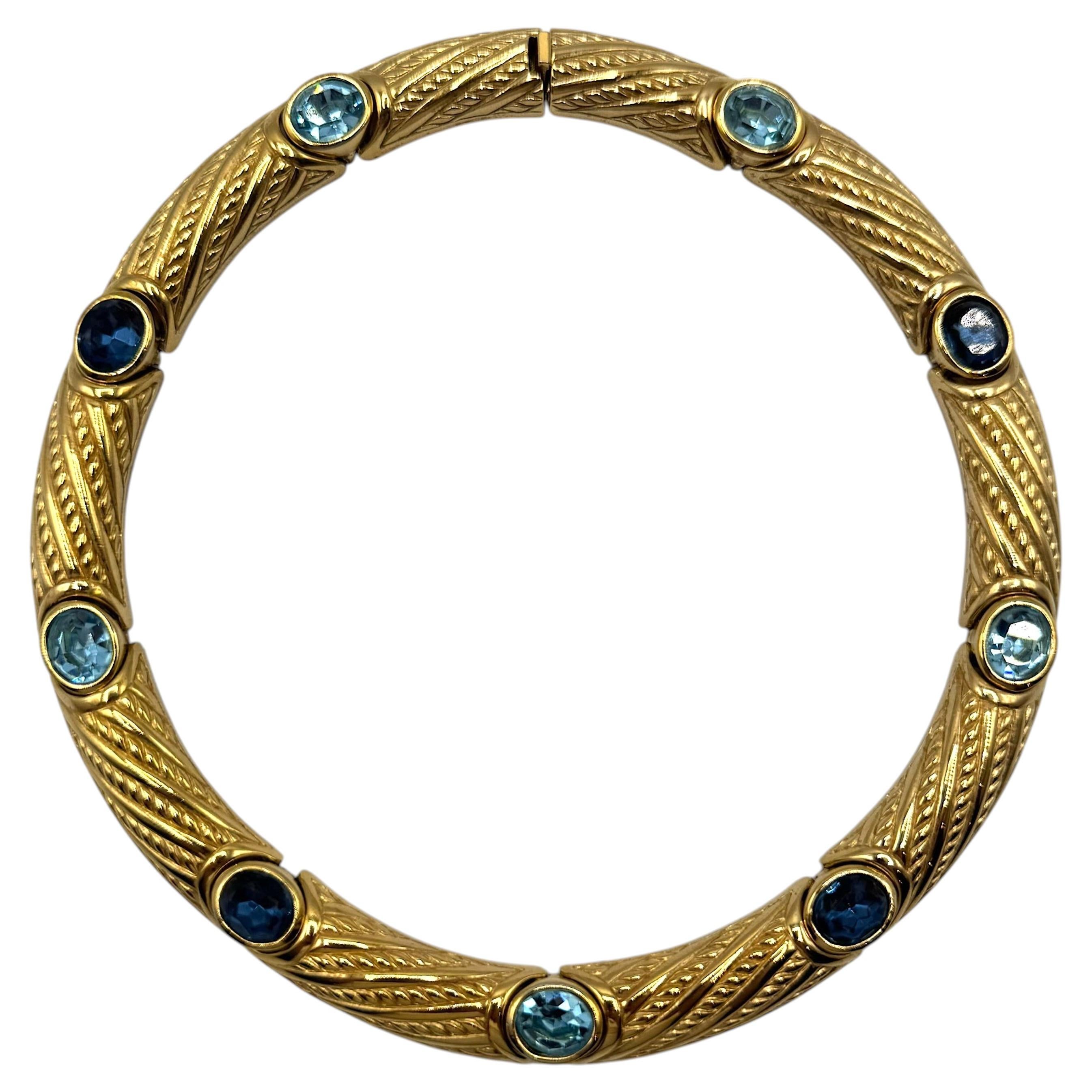 Collar de Christian Dior de los años 80 con trenzado de cadena dorada y pedrería azul claro y azul oscuro en venta