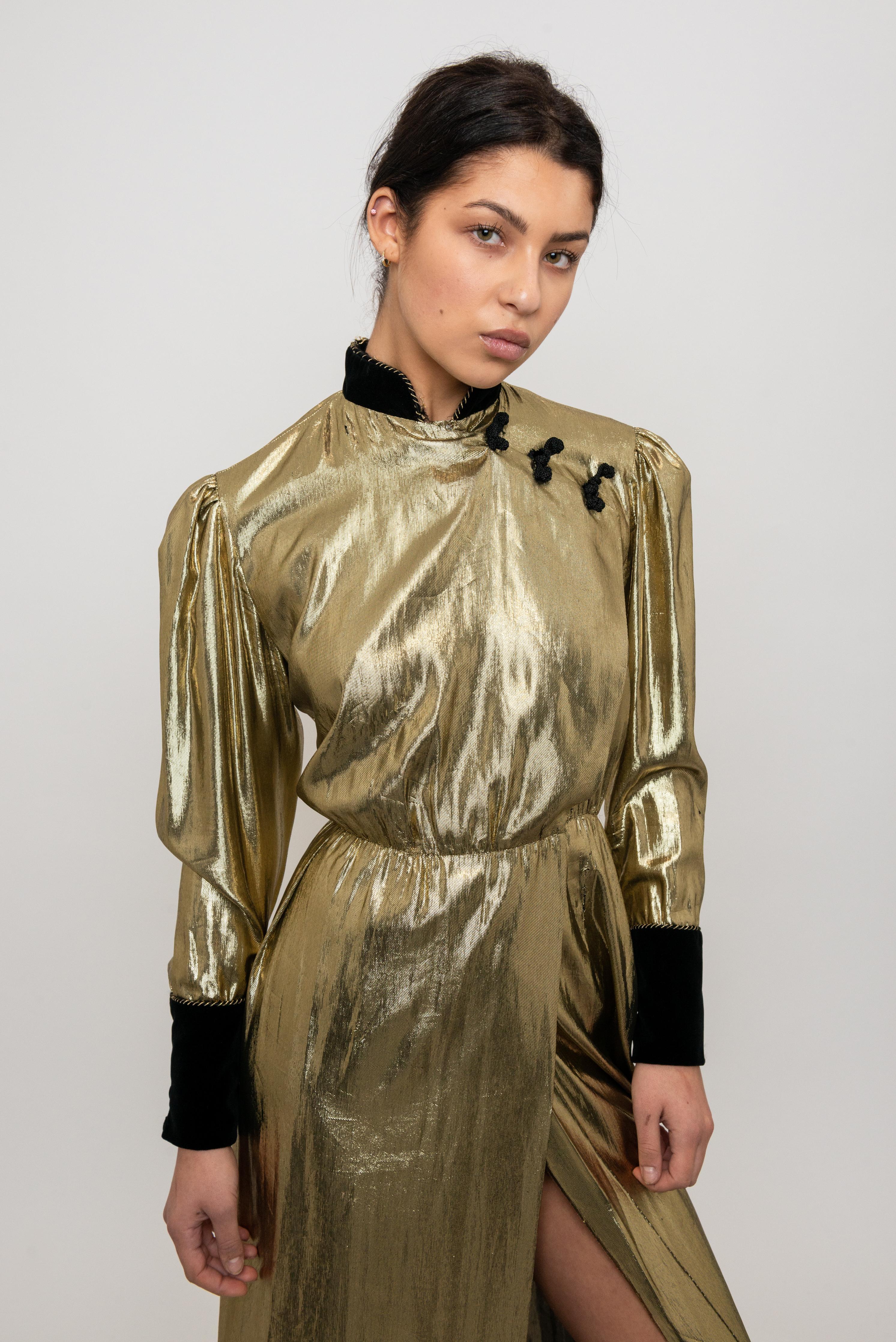 Christian Dior 1980s Lamé Liquid Gold Robe à manches longues avec fente sur le devant en vente 1
