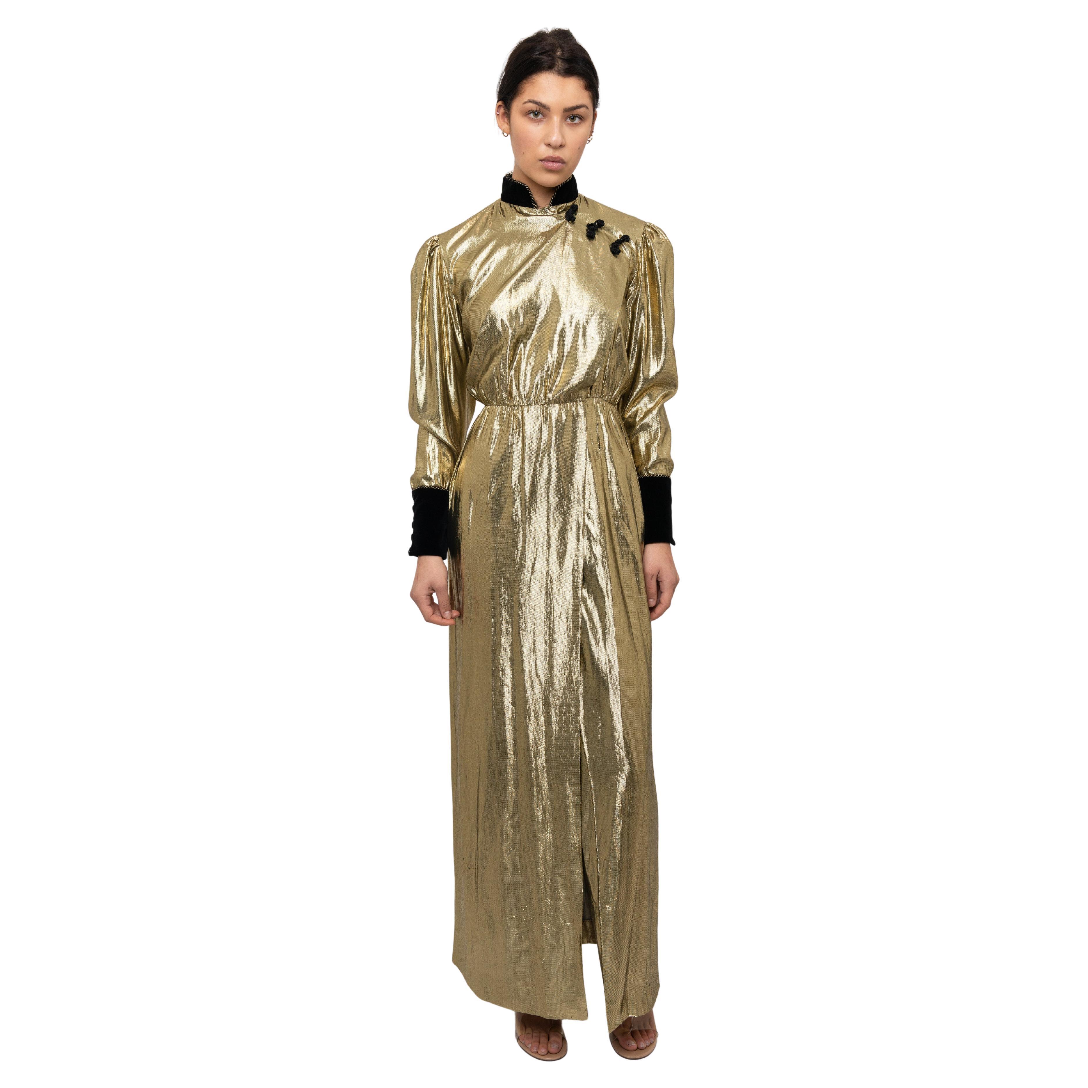 Christian Dior 1980s Lamé Liquid Gold Robe à manches longues avec fente sur le devant