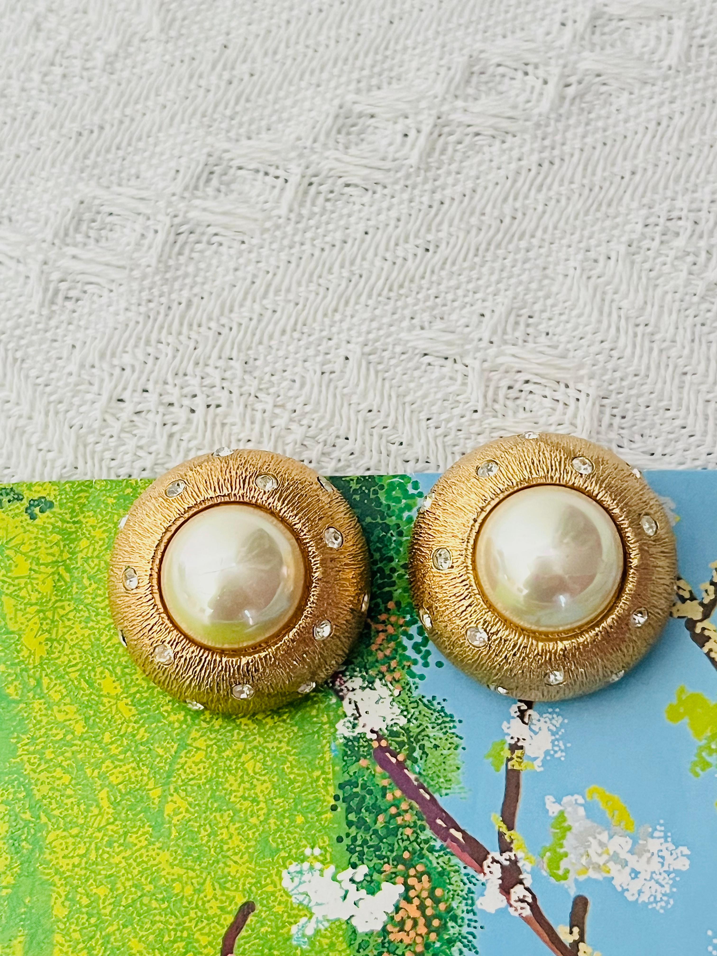 Christian Dior 1980s Large Round Circle White Pearl Crystals Dome Clip Earrings In Good Condition For Sale In Wokingham, England