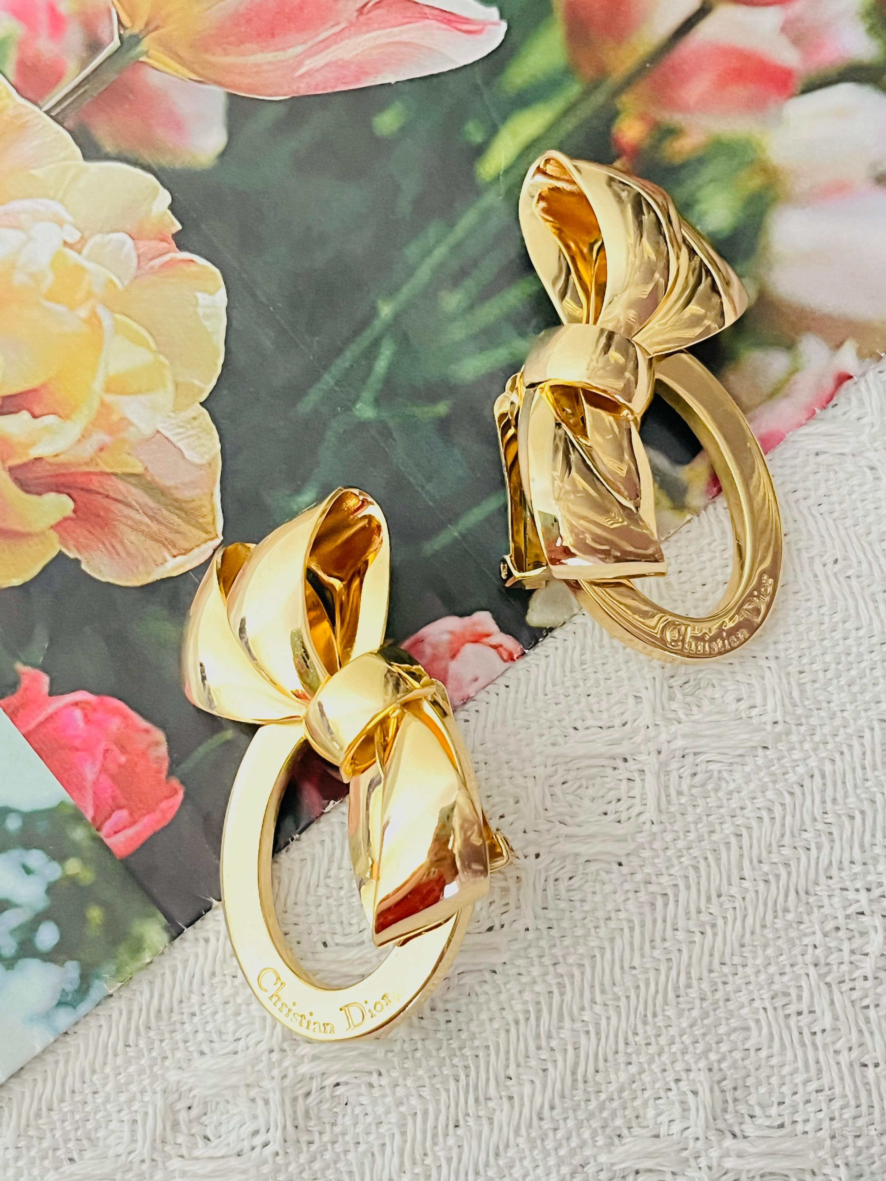 Art déco Boucles d'oreilles Christian Dior 1980 Massive Glow Bow Oval Ribbon Logo Monogram Clip Earrings en vente