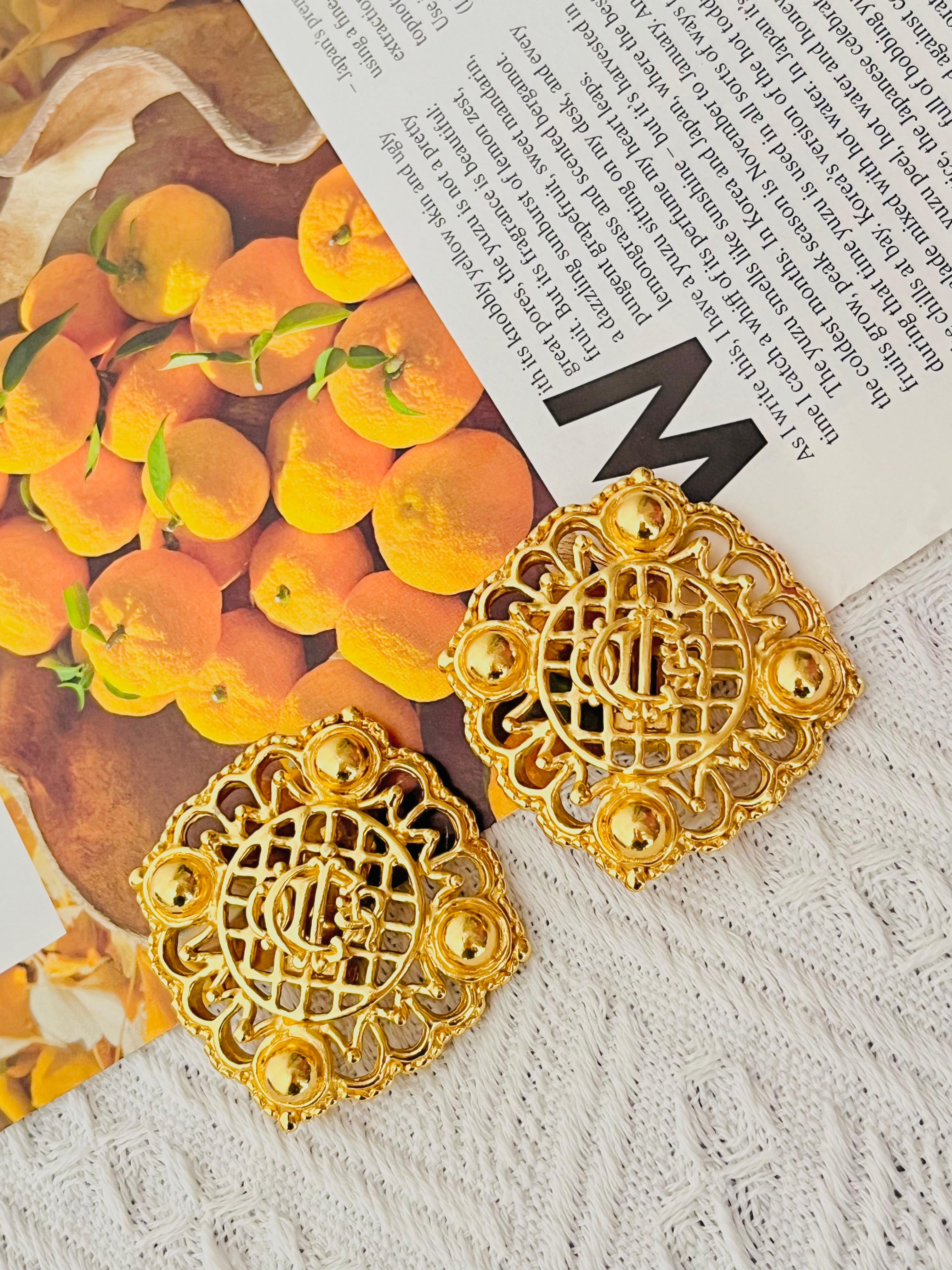 Christian Dior 1980s Vintage Unisex Massive Huge Large Baroque Logo Monogram Insignia Crest Square Openwork Chunky Modernist Clip Earrings, Gold Plated

Very excellent condition. Marked 'Chr.Dior (C) '. 100% Genuine.

It is around 50 years old. This