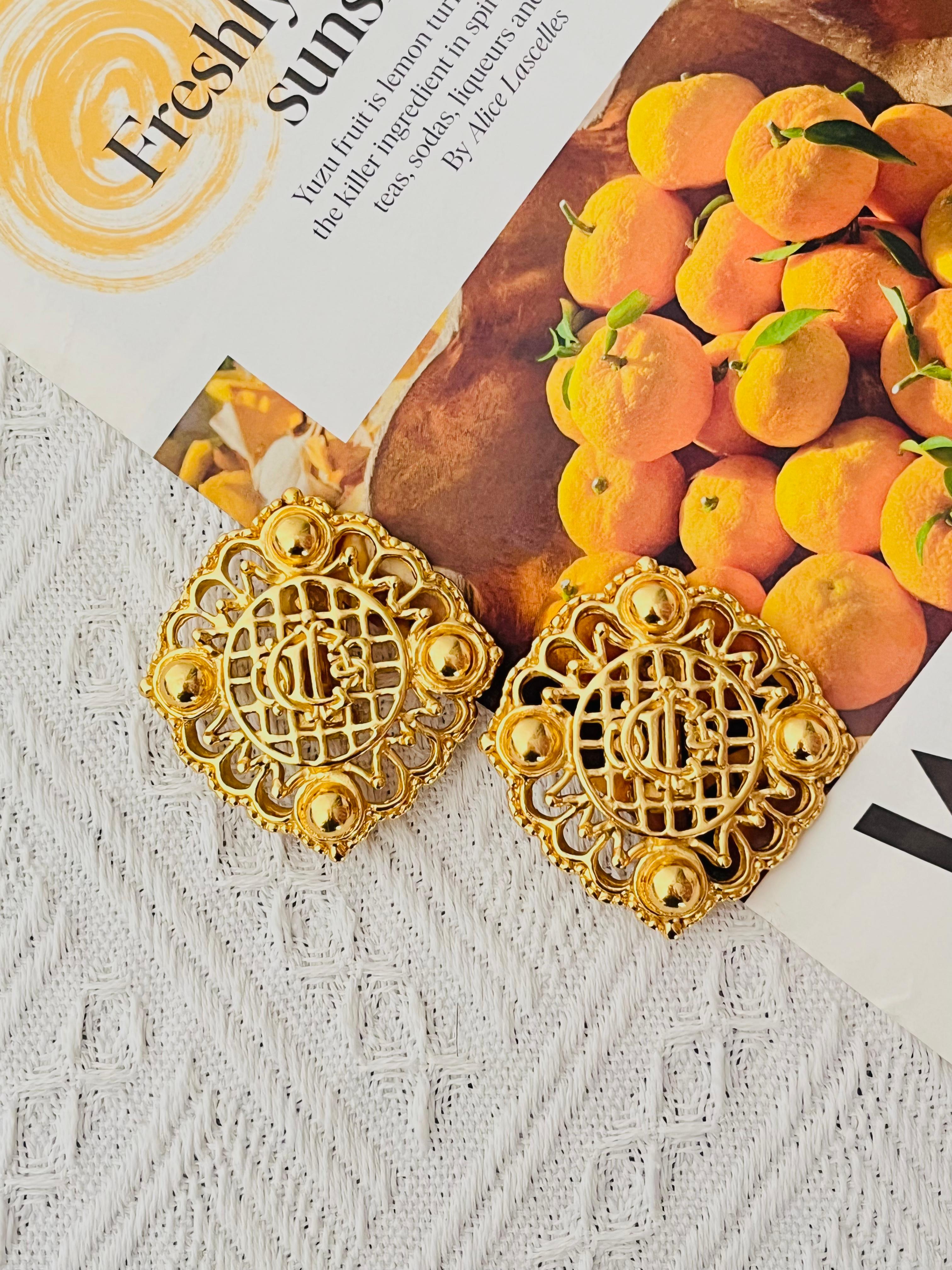 Christian Dior 1980s Massive Logo Monogram Insignia Crest Square Clip Earrings In Excellent Condition For Sale In Wokingham, England