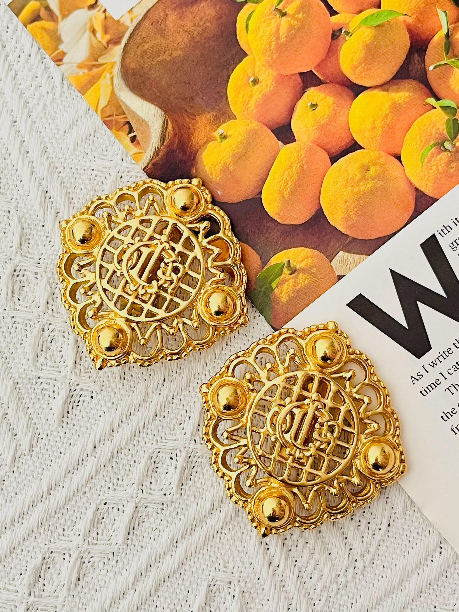 Christian Dior anni '80: orecchini a clip quadrati con logo Monogram Insignia Crest In condizioni ottime in vendita a Wokingham, England