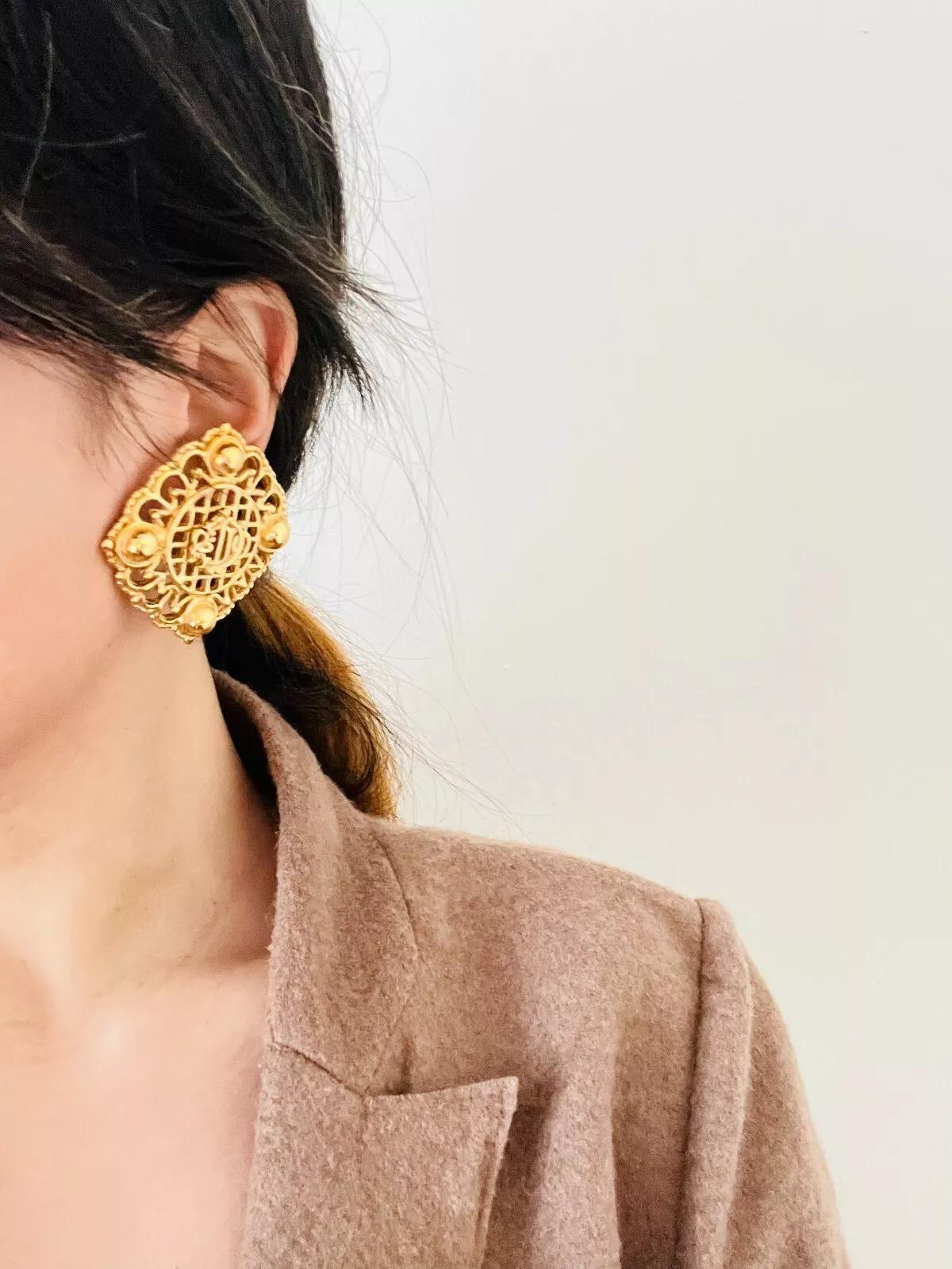 Christian Dior anni '80: orecchini a clip quadrati con logo Monogram Insignia Crest in vendita 2