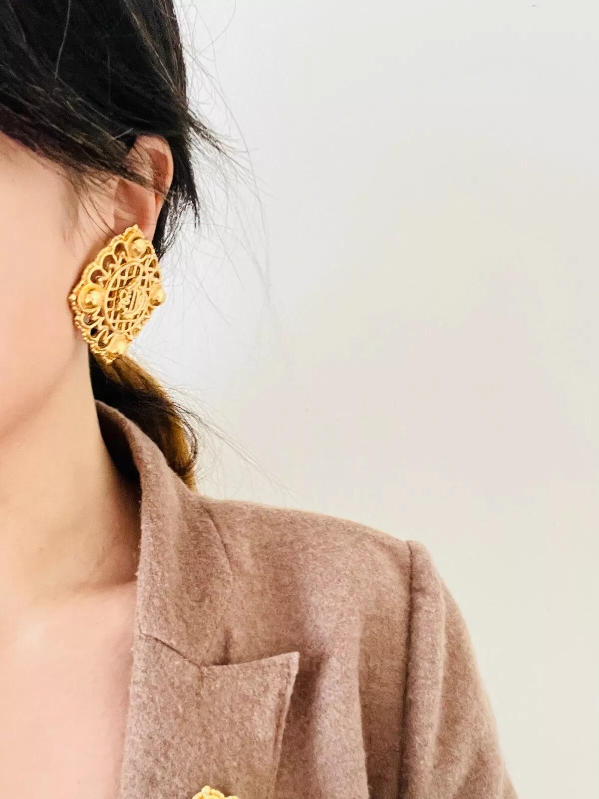 Christian Dior anni '80: orecchini a clip quadrati con logo Monogram Insignia Crest in vendita 3