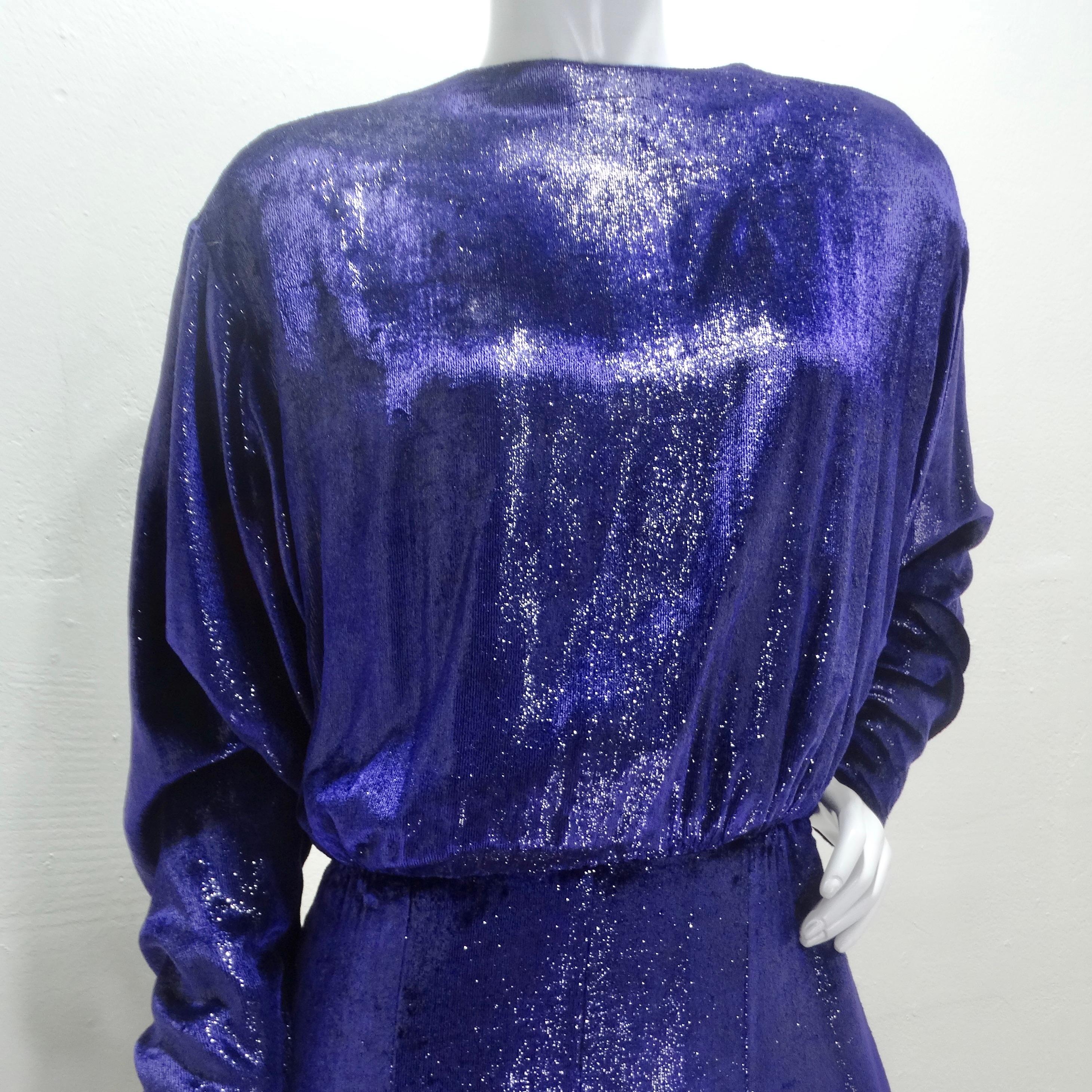 Laissez-vous séduire par l'opulence de notre robe à manches longues en violet métallisé Christian Dior des années 1980, un chef-d'œuvre qui incarne l'essence même du glamour intemporel. Cette robe n'est pas seulement une robe, c'est une pièce