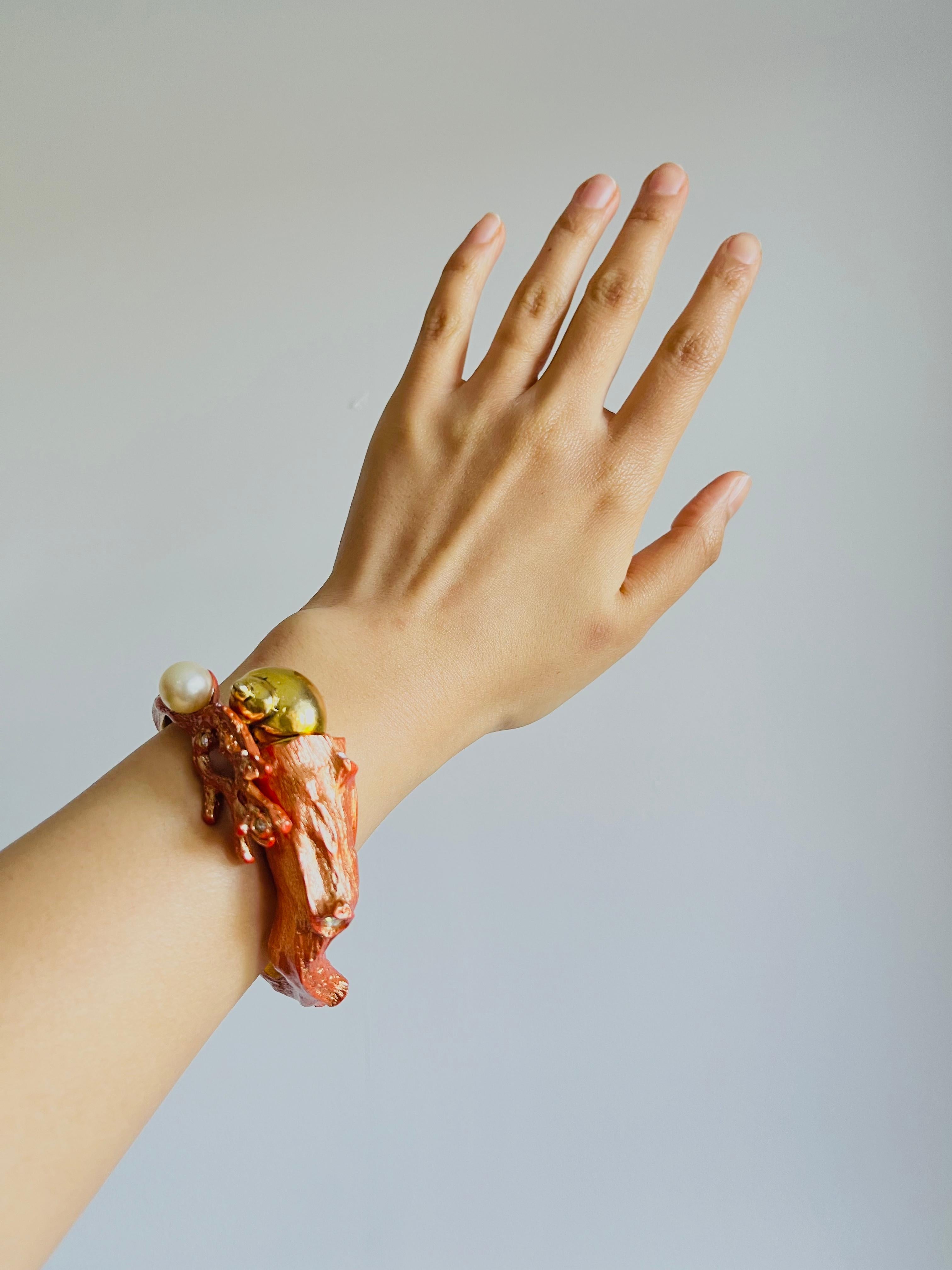 Christian Dior 1980, bracciale arancione con corallo, conchiglia, torcia e cristalli di perla in vendita 6