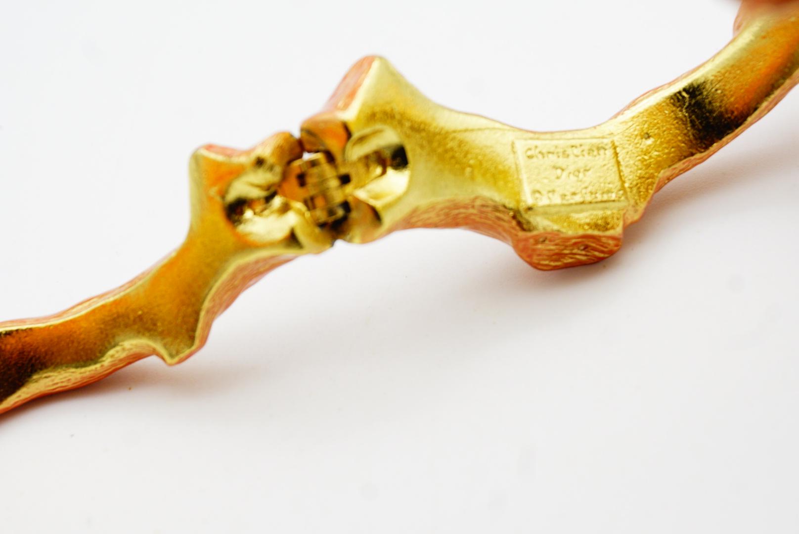 Christian Dior 1980, bracciale arancione con corallo, conchiglia, torcia e cristalli di perla in vendita 11