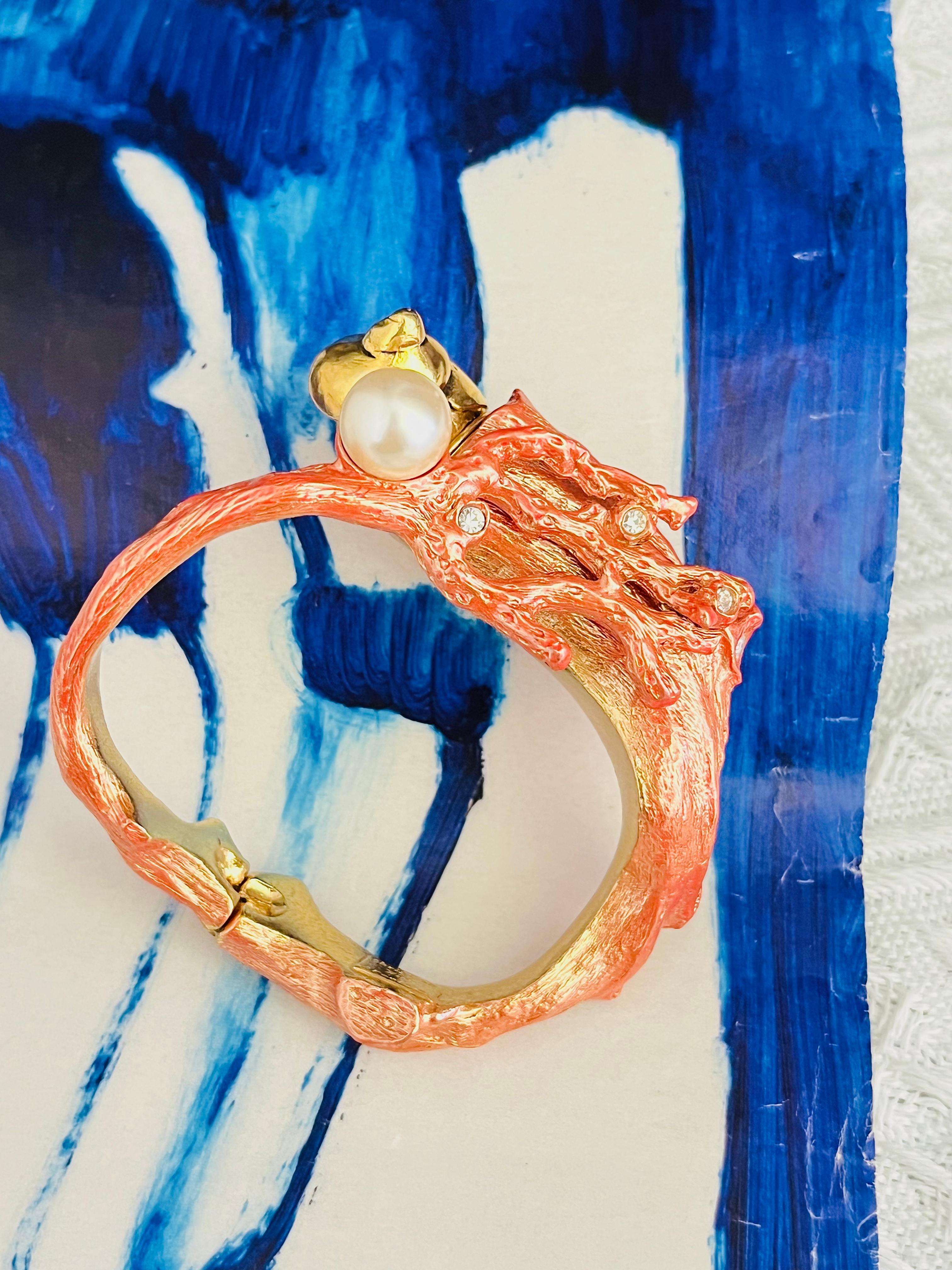Christian Dior anni '80 Bracciale asimmetrico arancione fluorescente conchiglia di corallo torcia perla bianca cristalli, braccialetto di dichiarazione modernista Eleg, placcato oro

Condizioni eccellenti. 100% autentico. Molto raro da trovare.