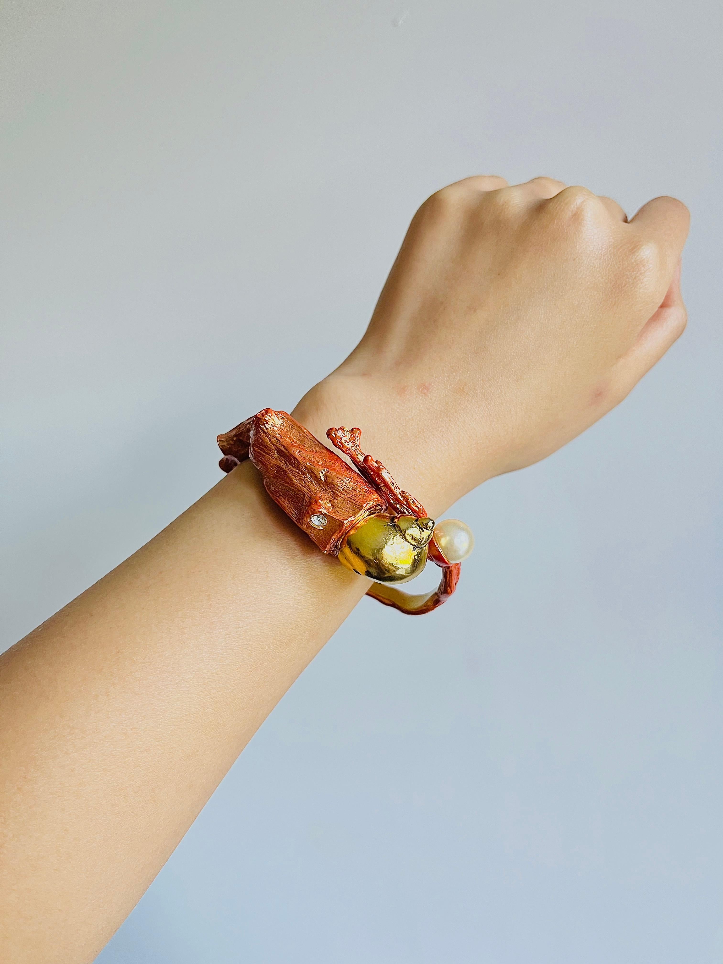 Christian Dior 1980, bracciale arancione con corallo, conchiglia, torcia e cristalli di perla in vendita 1