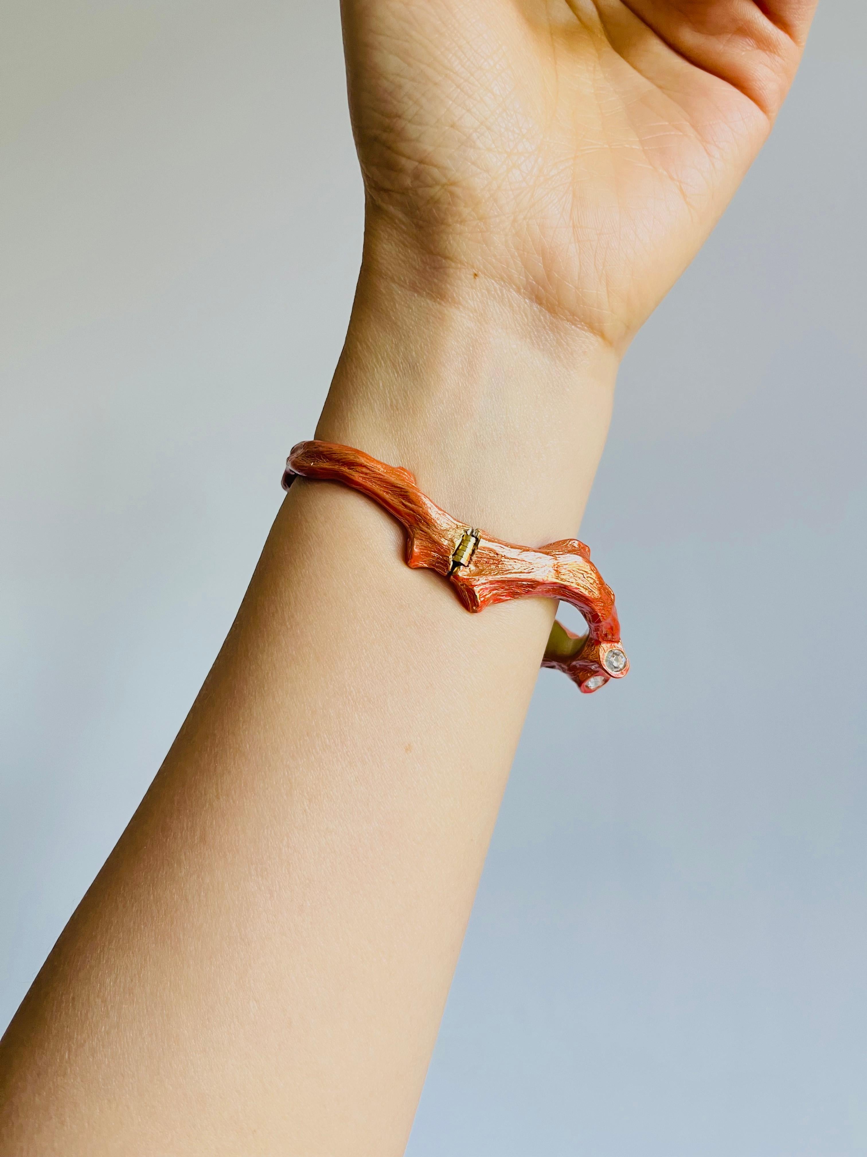 Christian Dior 1980, bracciale arancione con corallo, conchiglia, torcia e cristalli di perla in vendita 2
