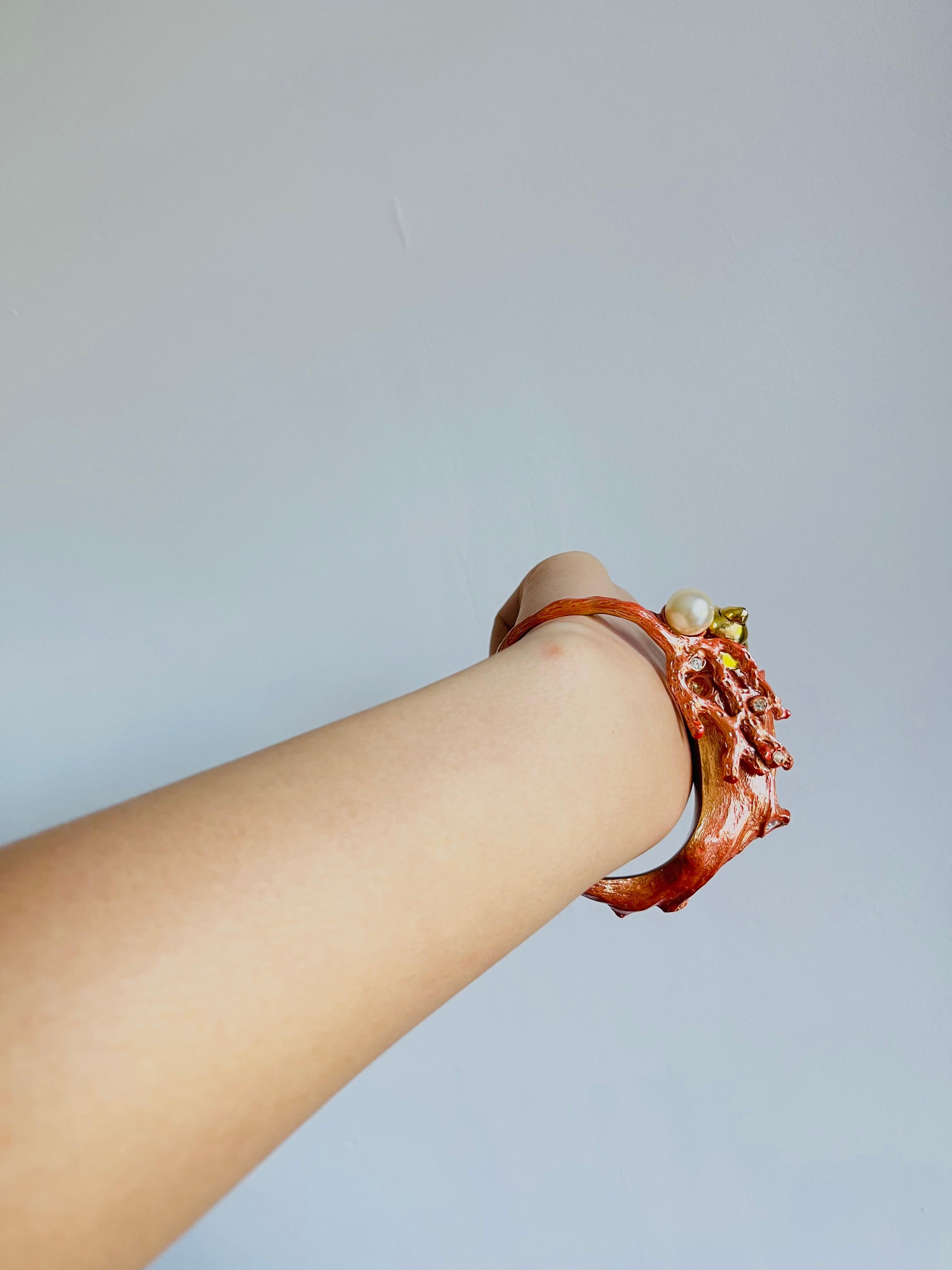 Christian Dior 1980, bracciale arancione con corallo, conchiglia, torcia e cristalli di perla in vendita 3