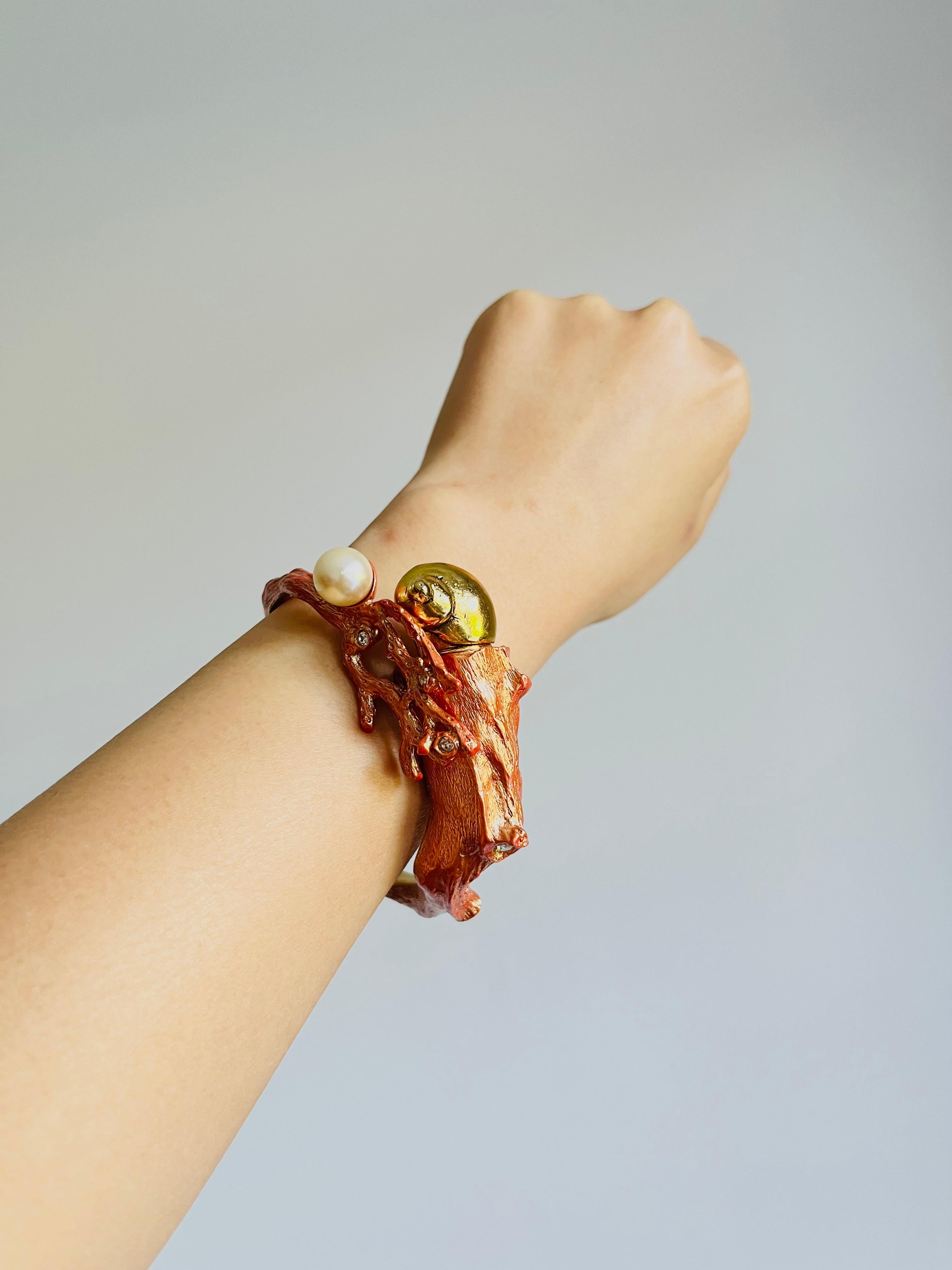 Christian Dior 1980, bracciale arancione con corallo, conchiglia, torcia e cristalli di perla in vendita 4