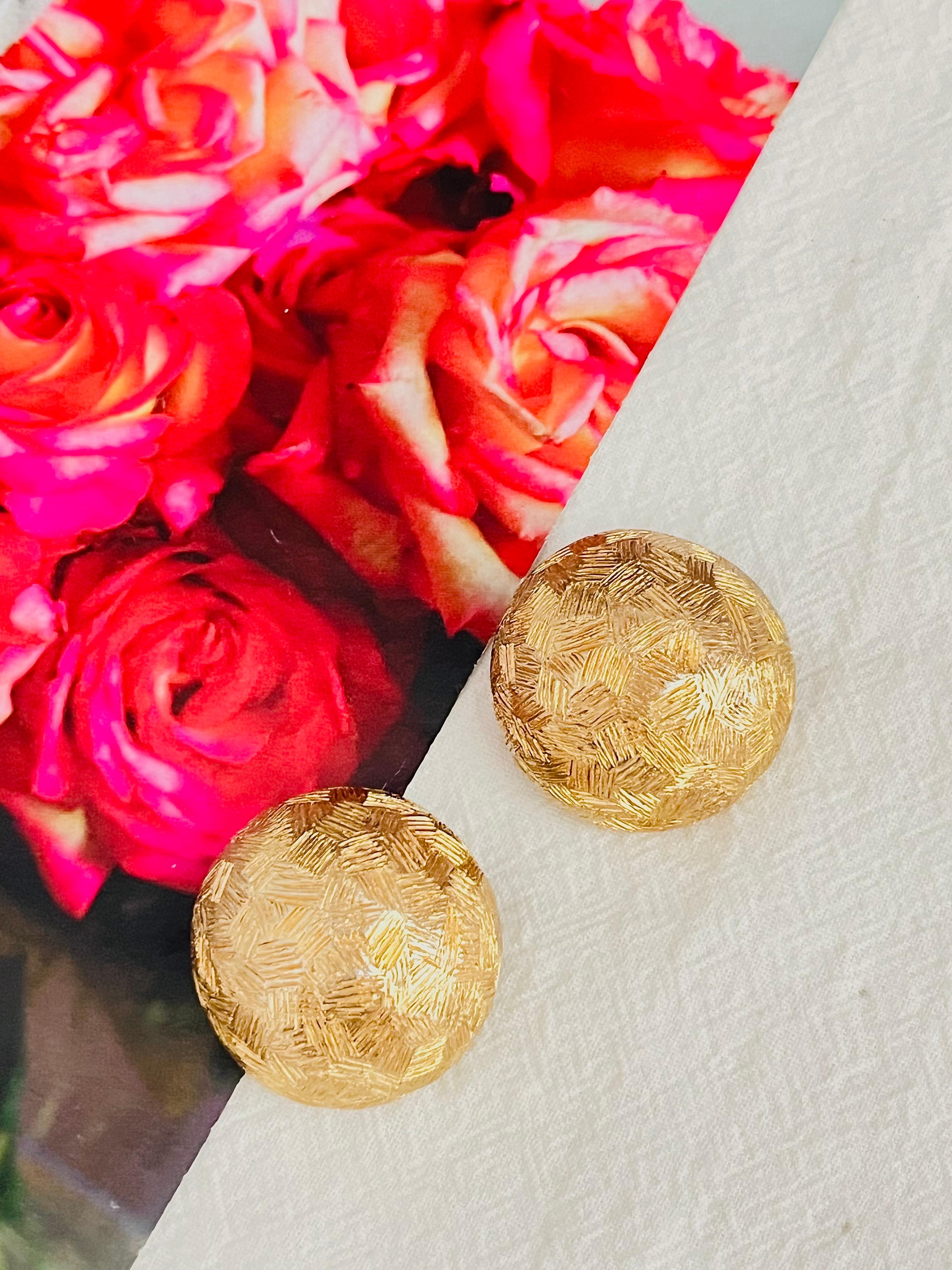 Christian Dior 1980s Texture Extra Large Circle Round Dome Chunky Clip Earrings In Good Condition For Sale In Wokingham, England