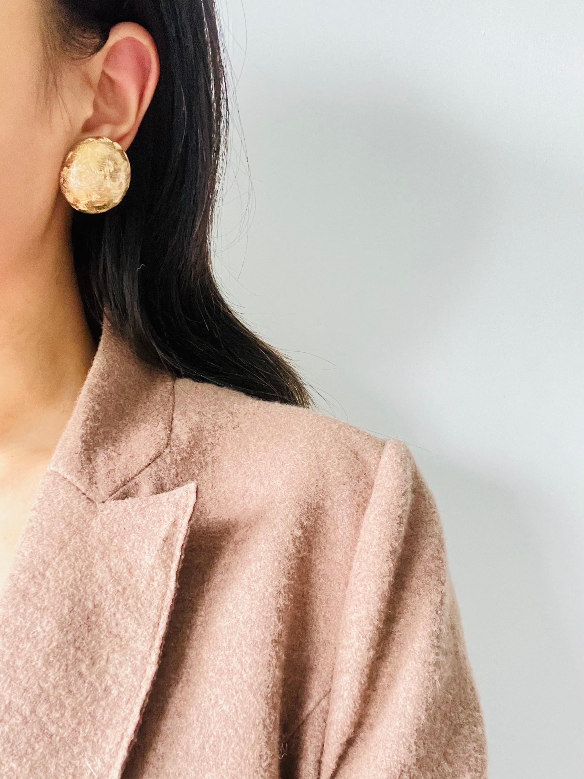 Christian Dior 1980s Texture Extra Large Circle Round Dome Chunky Clip Earrings For Sale 1