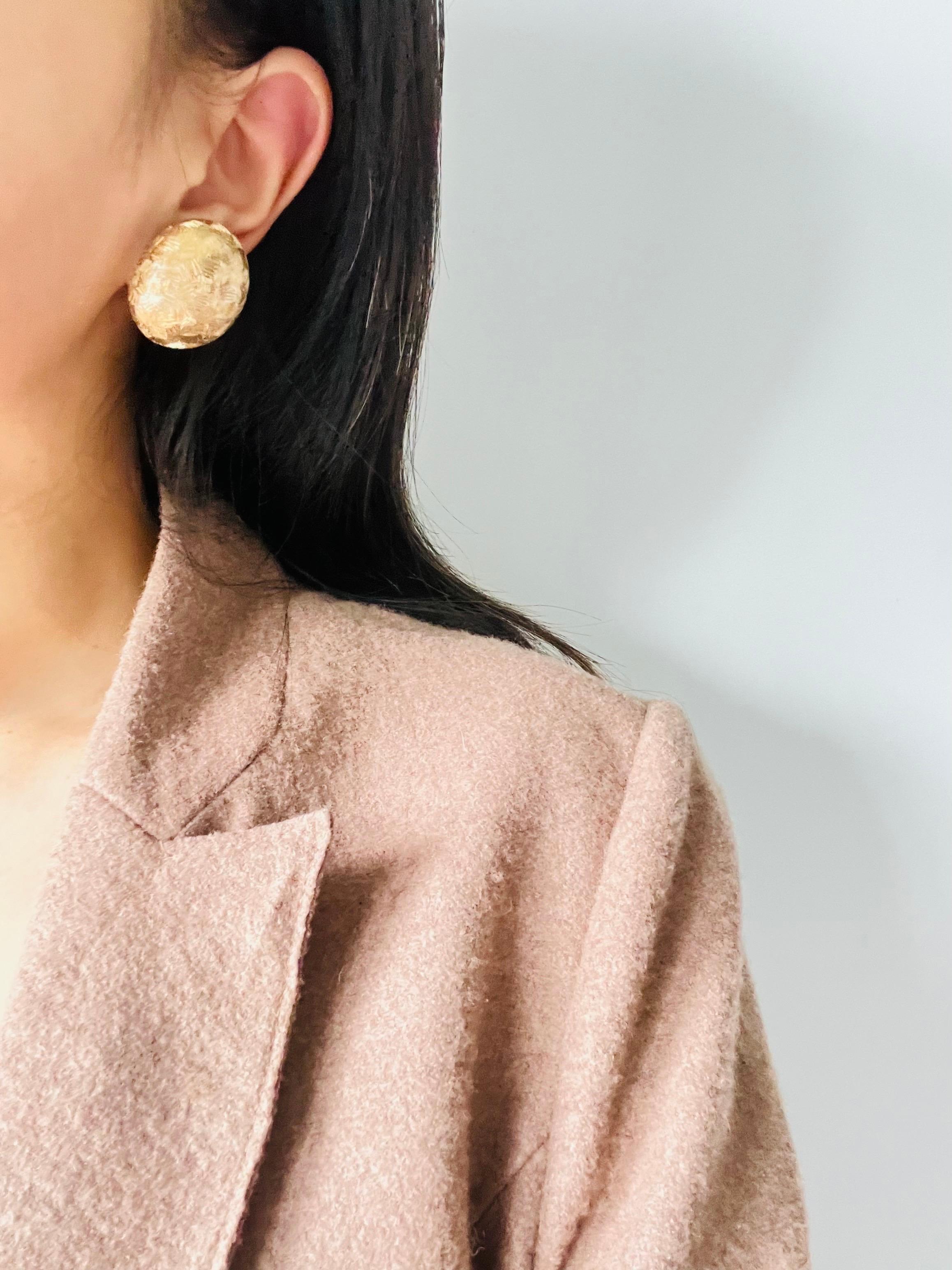 Christian Dior 1980s Texture Extra Large Circle Round Dome Chunky Clip Earrings For Sale 2