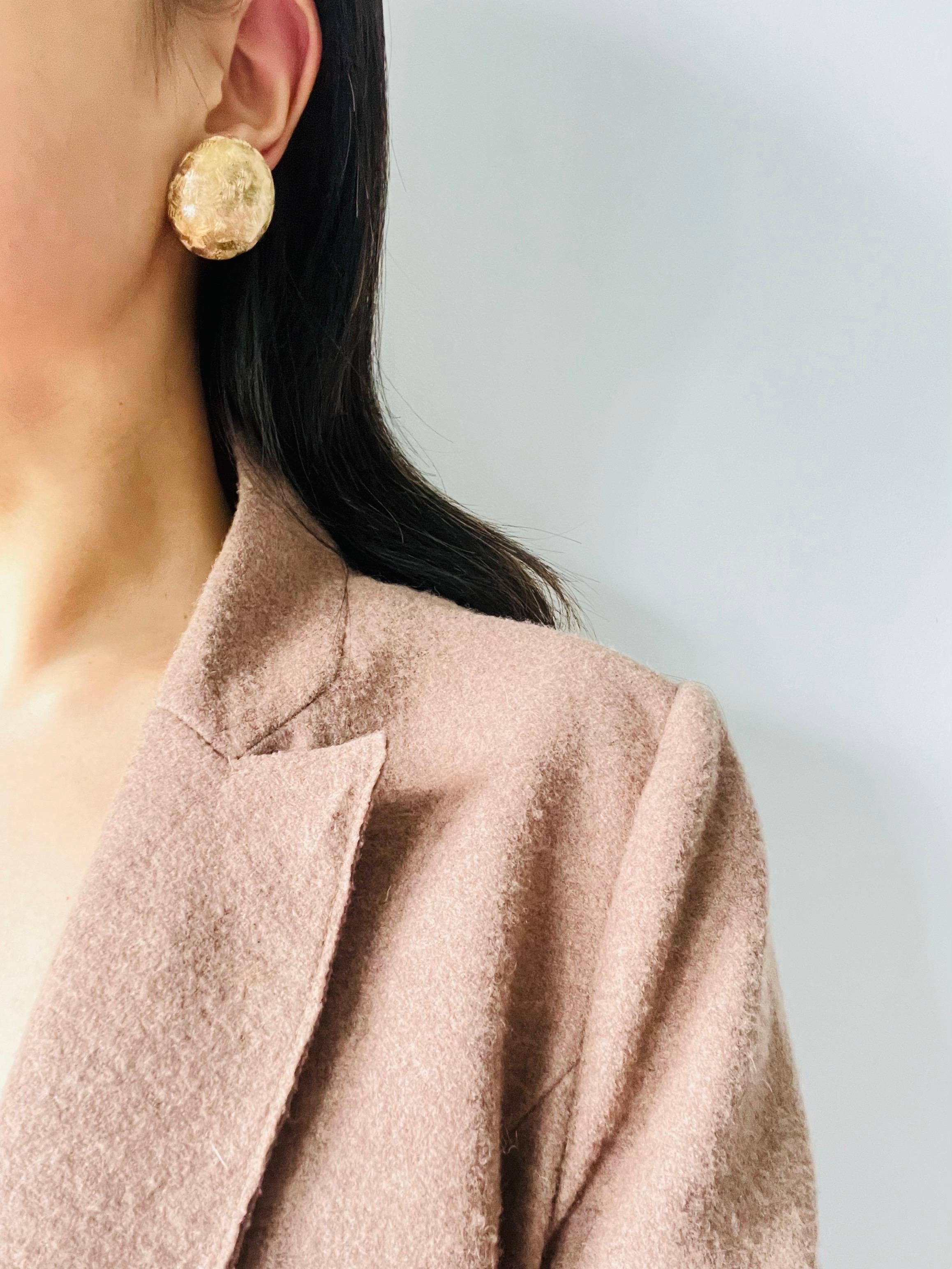 Christian Dior 1980s Texture Extra Large Circle Round Dome Chunky Clip Earrings For Sale 3