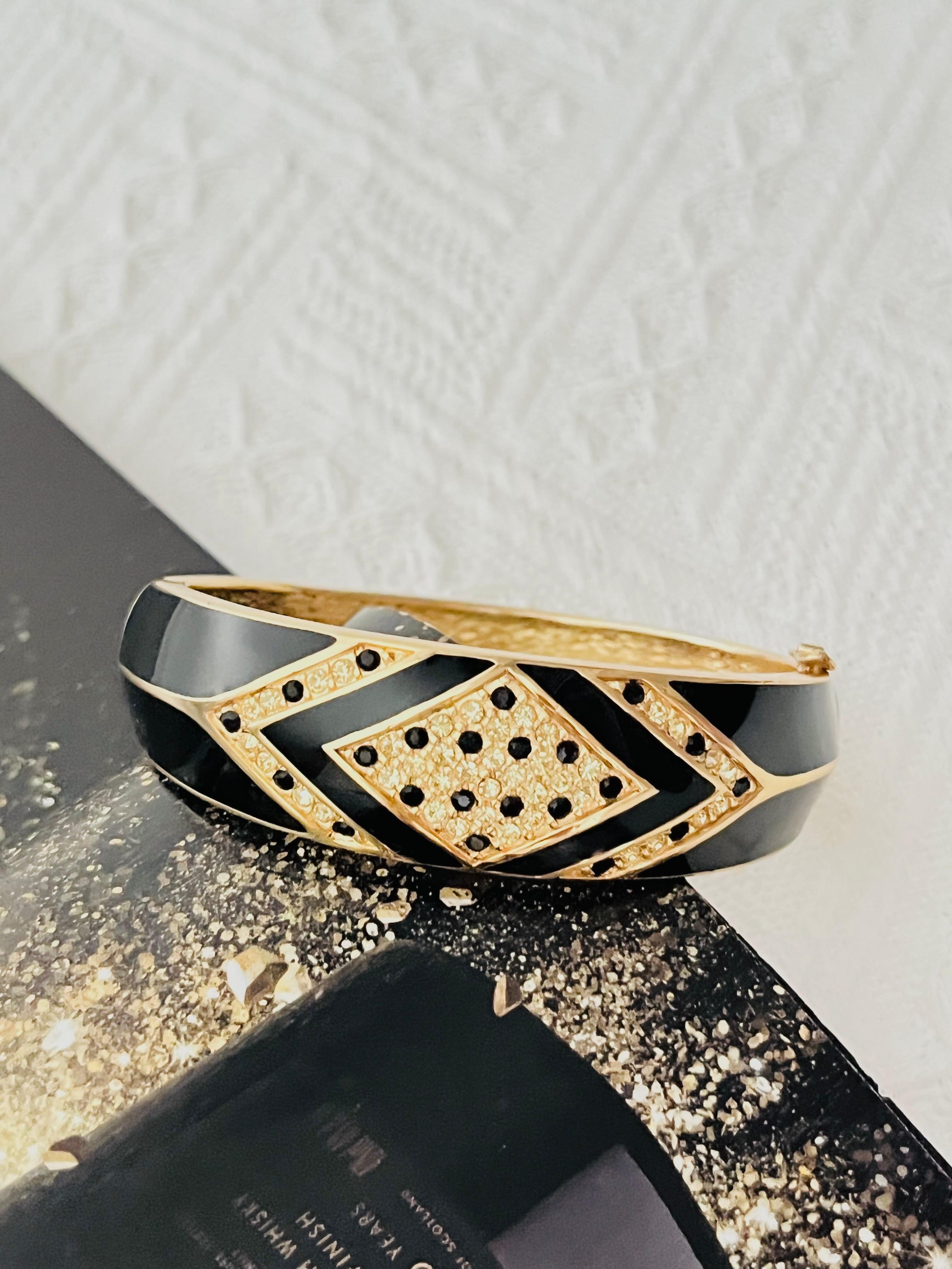 Christian Dior 1980s Vintage Unisex Geometric Black Enamel Shining Clear Crystals Modernist Cuff Bangle Bracelet, Gold Tone

Very excellent condition, only some tiny dark spots inside, others are perfect. 100% Genuine.

A very beautiful bracelet by