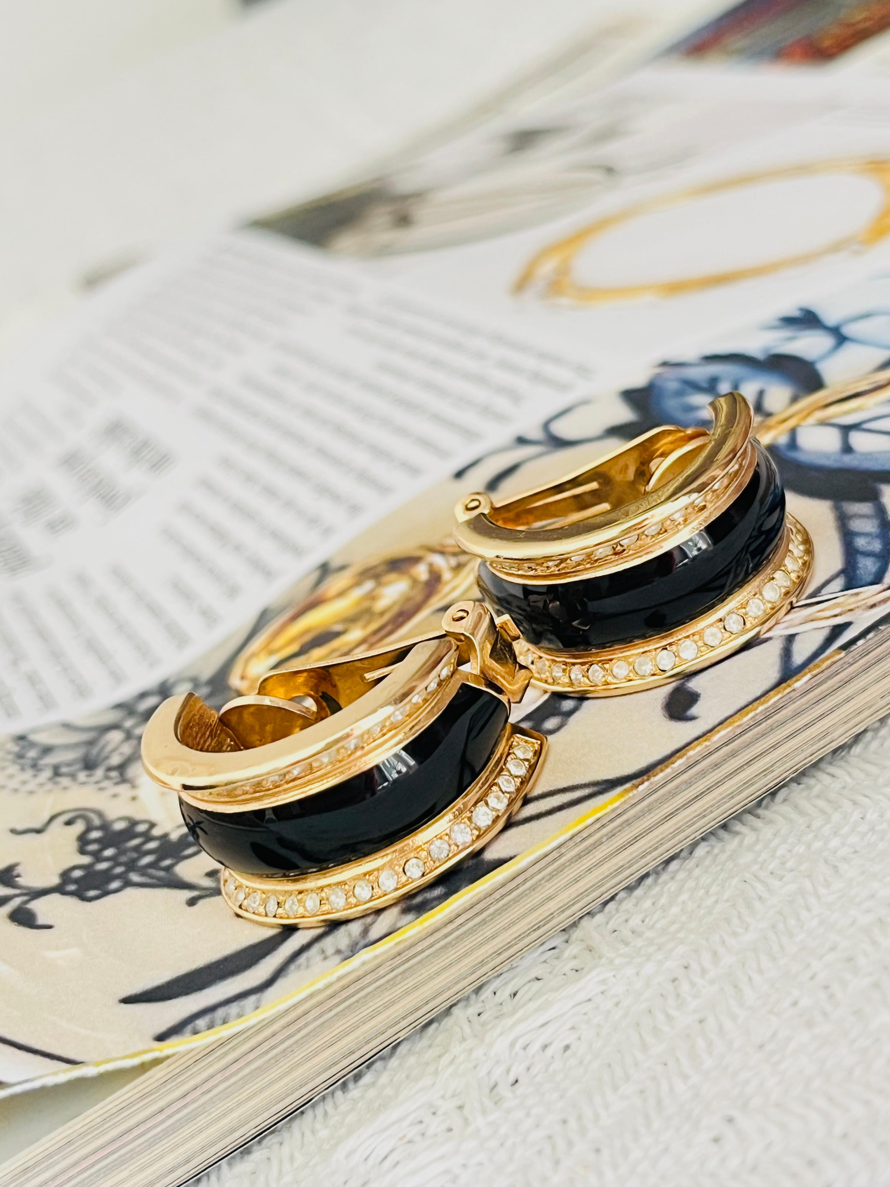 Christian Dior 1980s Vintage Unisex große schwarze Emaille doppelte Kristalle Kuppel Hoop Modernist klobig Clip Ohrringe, Gold-Ton

Sehr guter Zustand. Kein Farbverlust, keine verlorenen Steine. 100% echt.

Auf der Rückseite signiert. Sehr selten zu