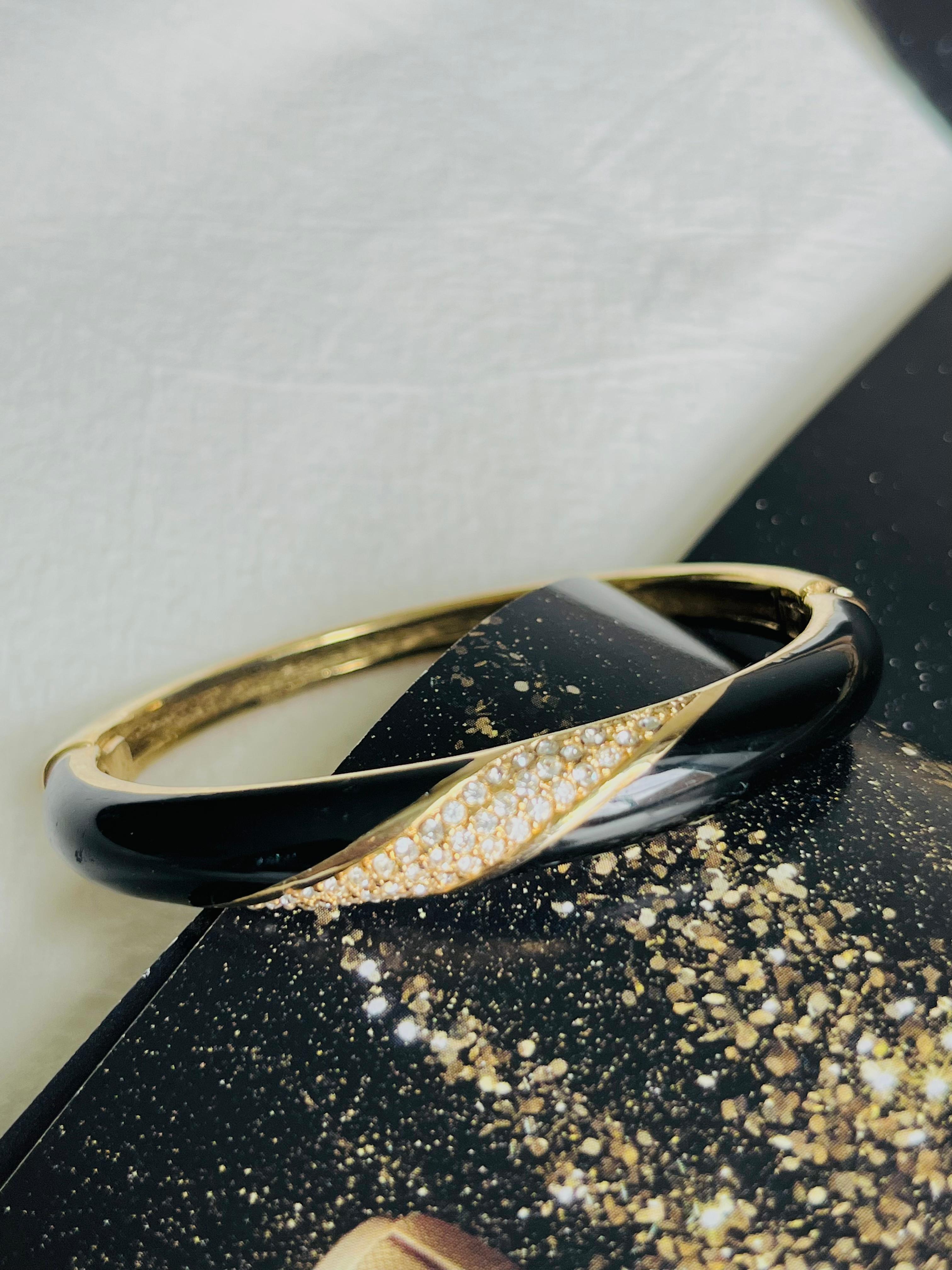 Christian Dior 1980s Vintage Black Enamel Spiral Crystals Cuff Bangle Bracelet, Gold Tone

A very beautiful bracelet by Chr. DIOR, signed at the back. Rare to find. 

Very good condition. 100% Genuine.

Size: diameter 6.5 cm. perimeter 20 cm. width: