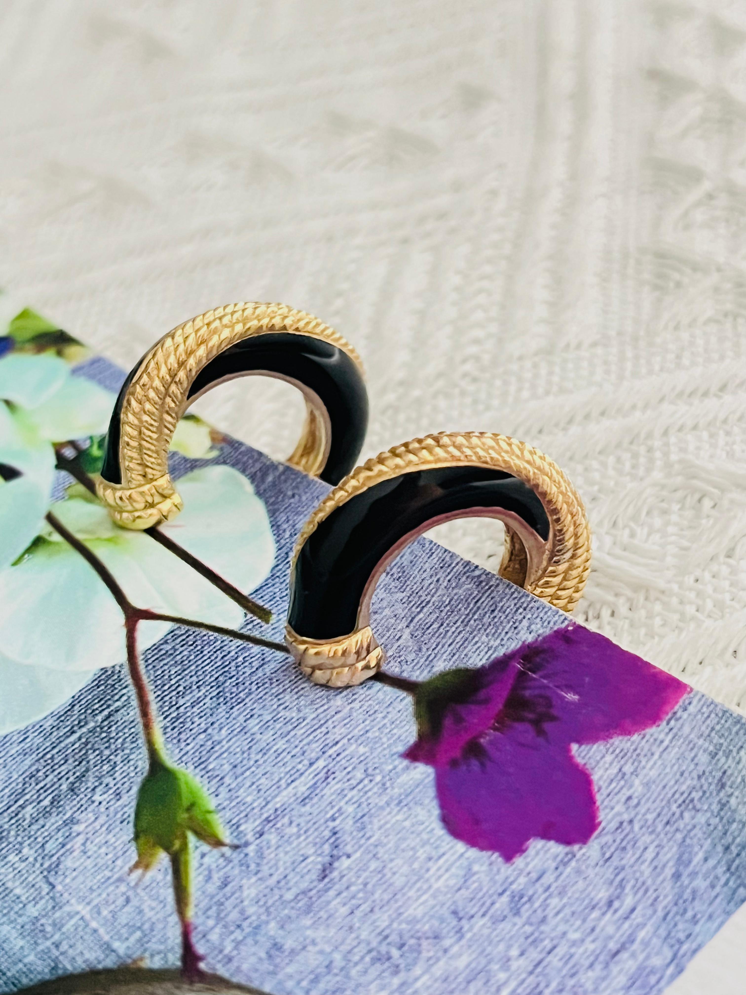 Christian Dior 1980s Vintage Unisex Black Enamel Spiral Twist Dots Rope Demi Semi Dome Hoop Clip Earrings, Gold Tone

Very good condition. Light scratches or colour loss, barely noticeable. 100% genuine. Rare to find.

A very beautiful pair of clip