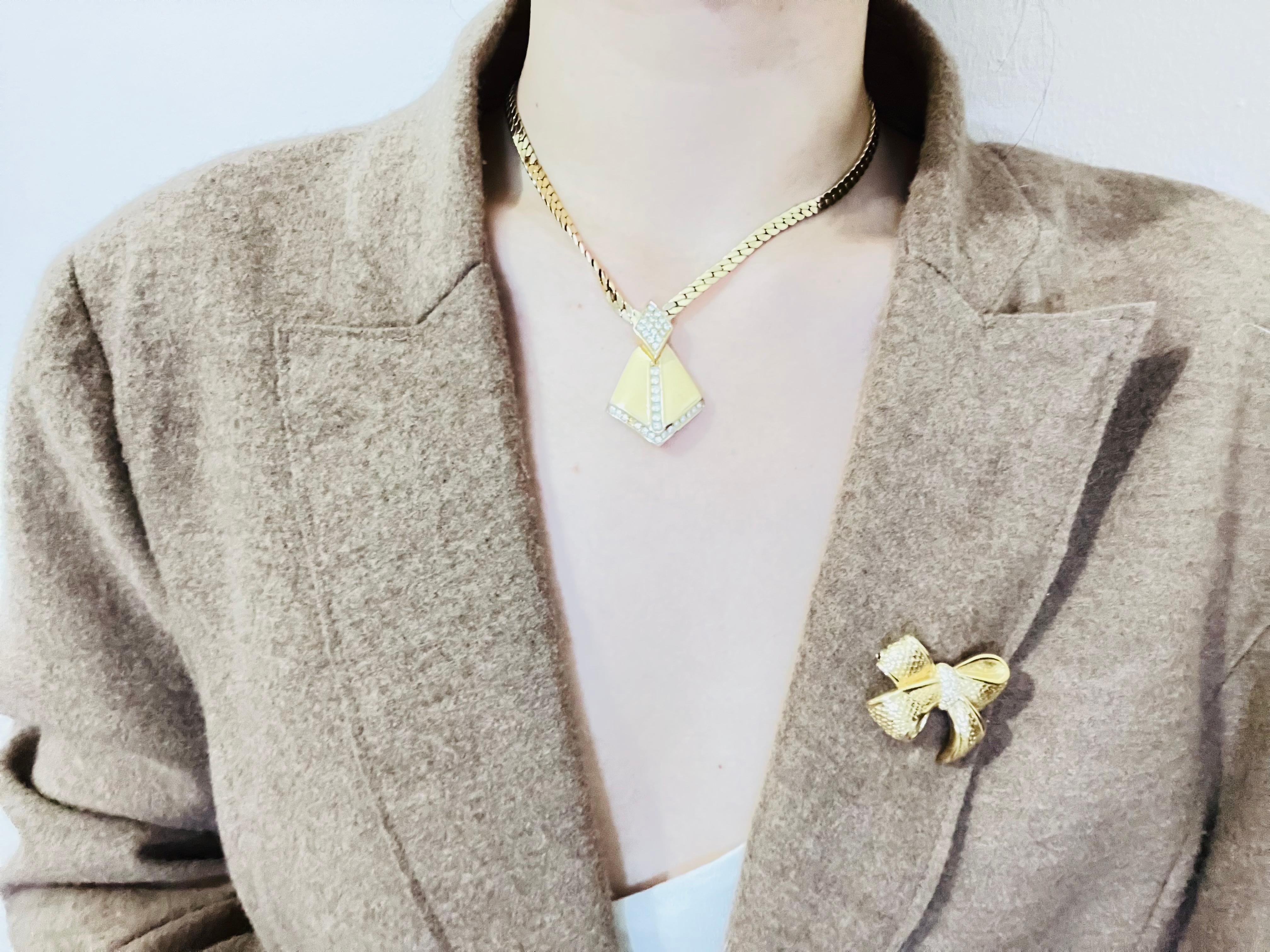 Christian Dior 1980er Jahre Vintage Kristalle Knoten Schleife Schmetterling Elegante Brosche für Damen oder Herren im Angebot
