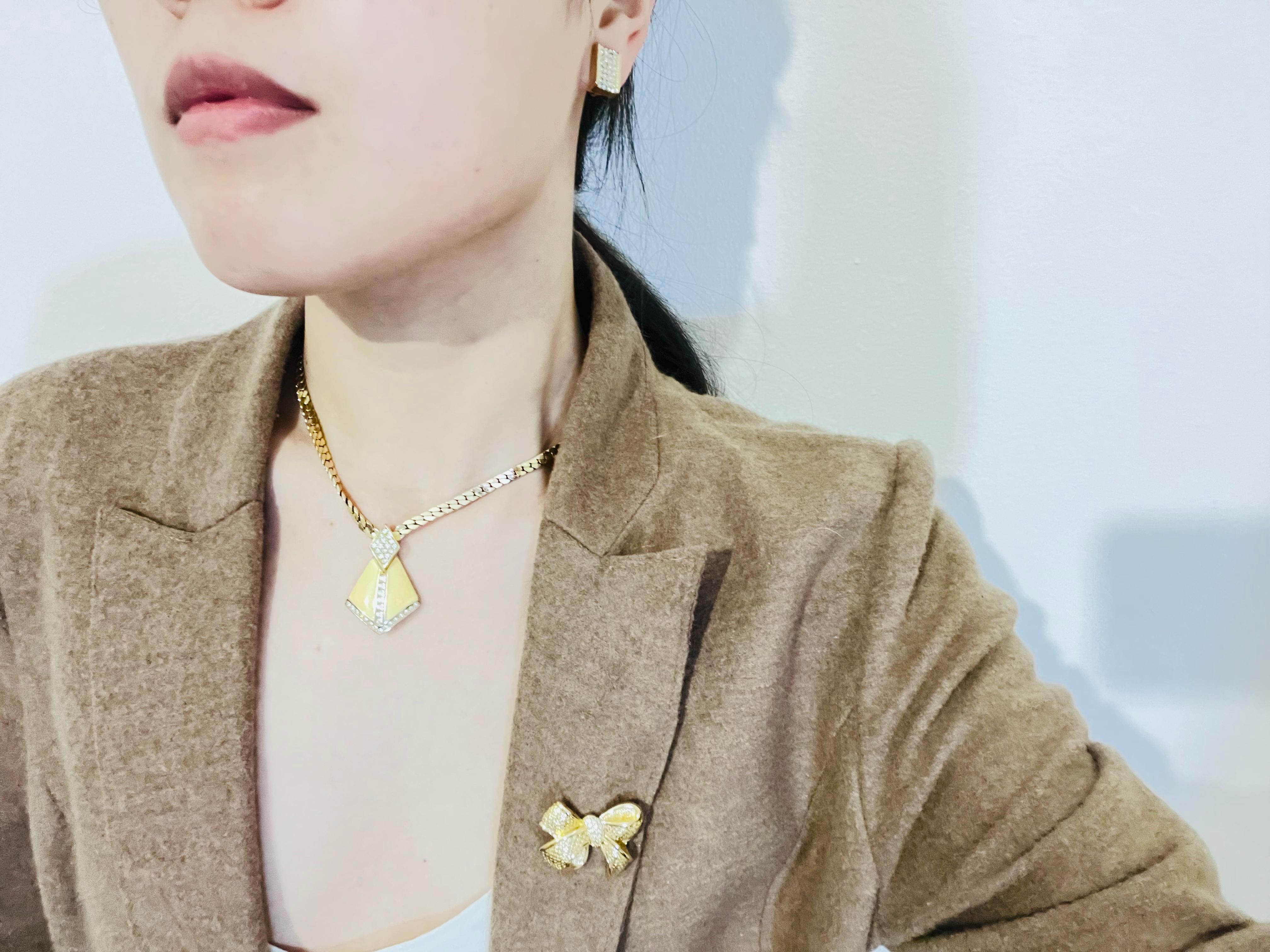 Christian Dior 1980er Jahre Vintage Kristalle Knoten Schleife Schmetterling Elegante Brosche im Angebot 1