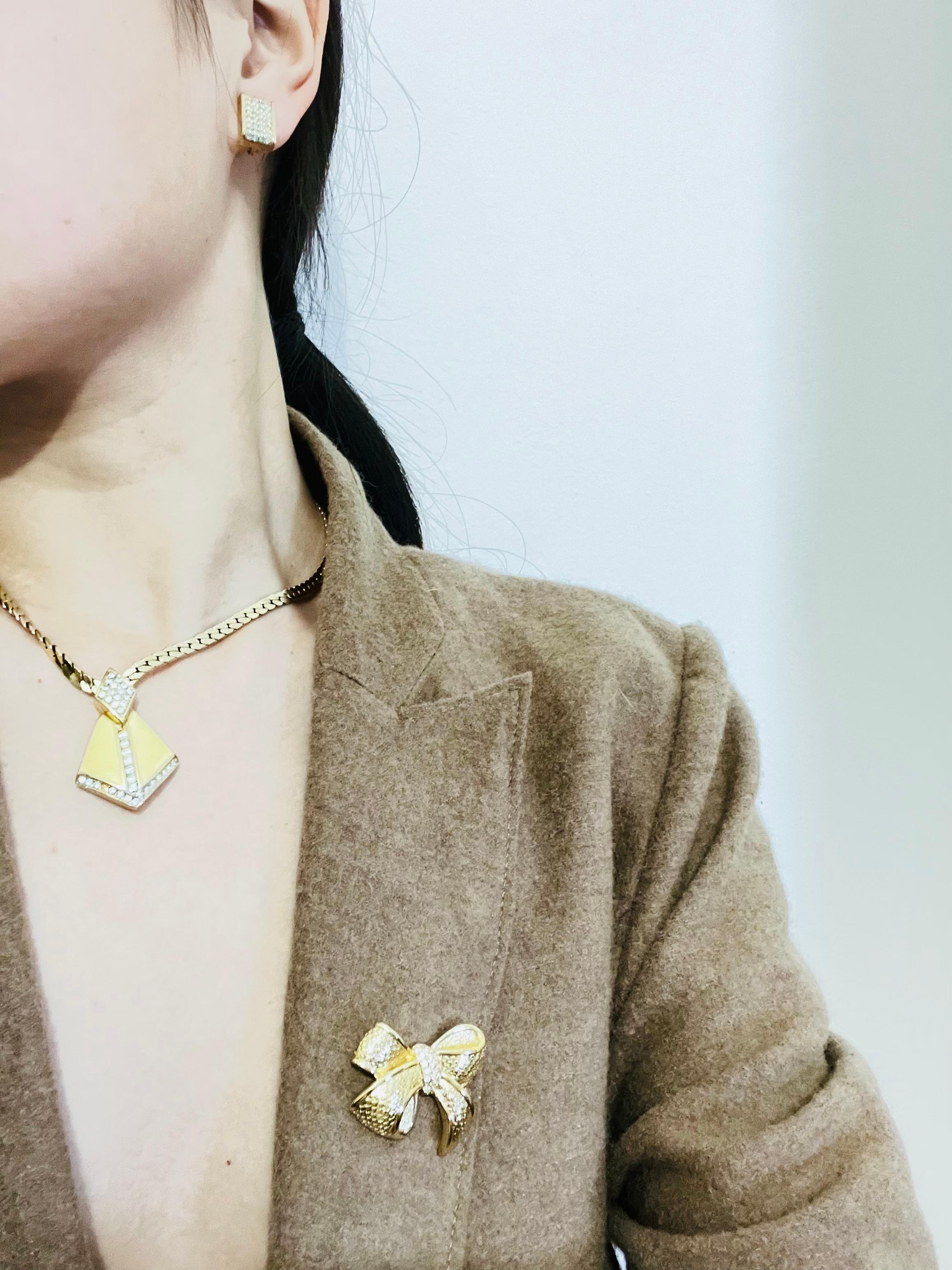 Christian Dior 1980er Jahre Vintage Kristalle Knoten Schleife Schmetterling Elegante Brosche im Angebot 2