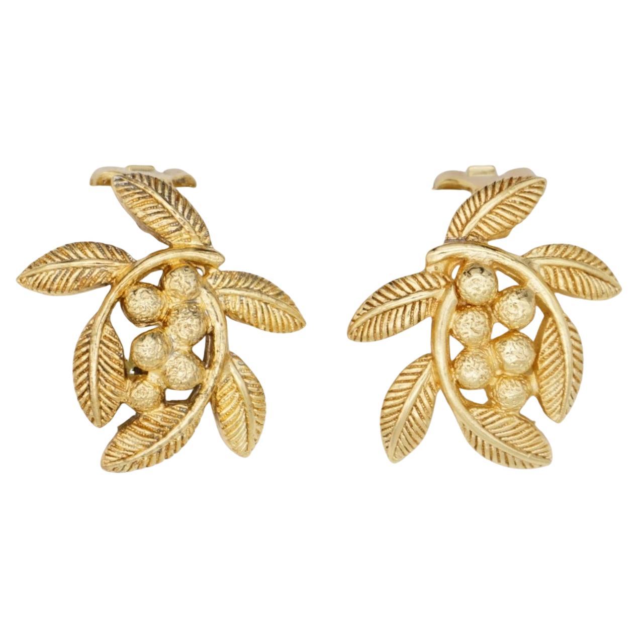 Orecchini a clip in oro con doppia foglia d
ulivo in rilievo, Christian Dior, anni 
80. in vendita