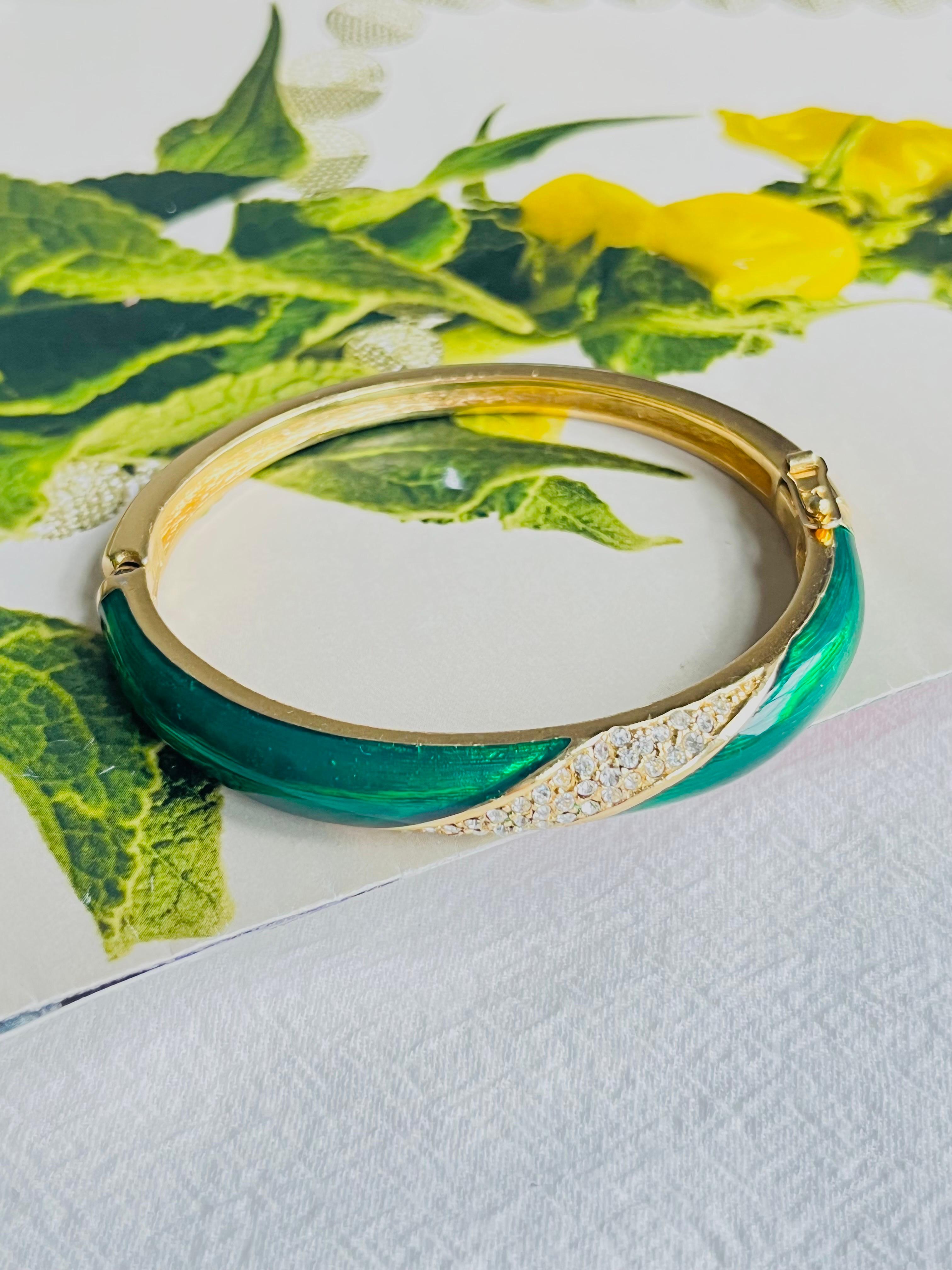 Christian Dior 1980s Vintage Smaragd Grün Emaille Kristalle Manschette Armreif Armband, Gold-Ton

Ein sehr schönes Armband von Chr. DIOR, signiert auf der Rückseite. Selten zu finden. 

Sehr guter Zustand. 100% echt.

MATERIAL: Vergoldetes Metall,