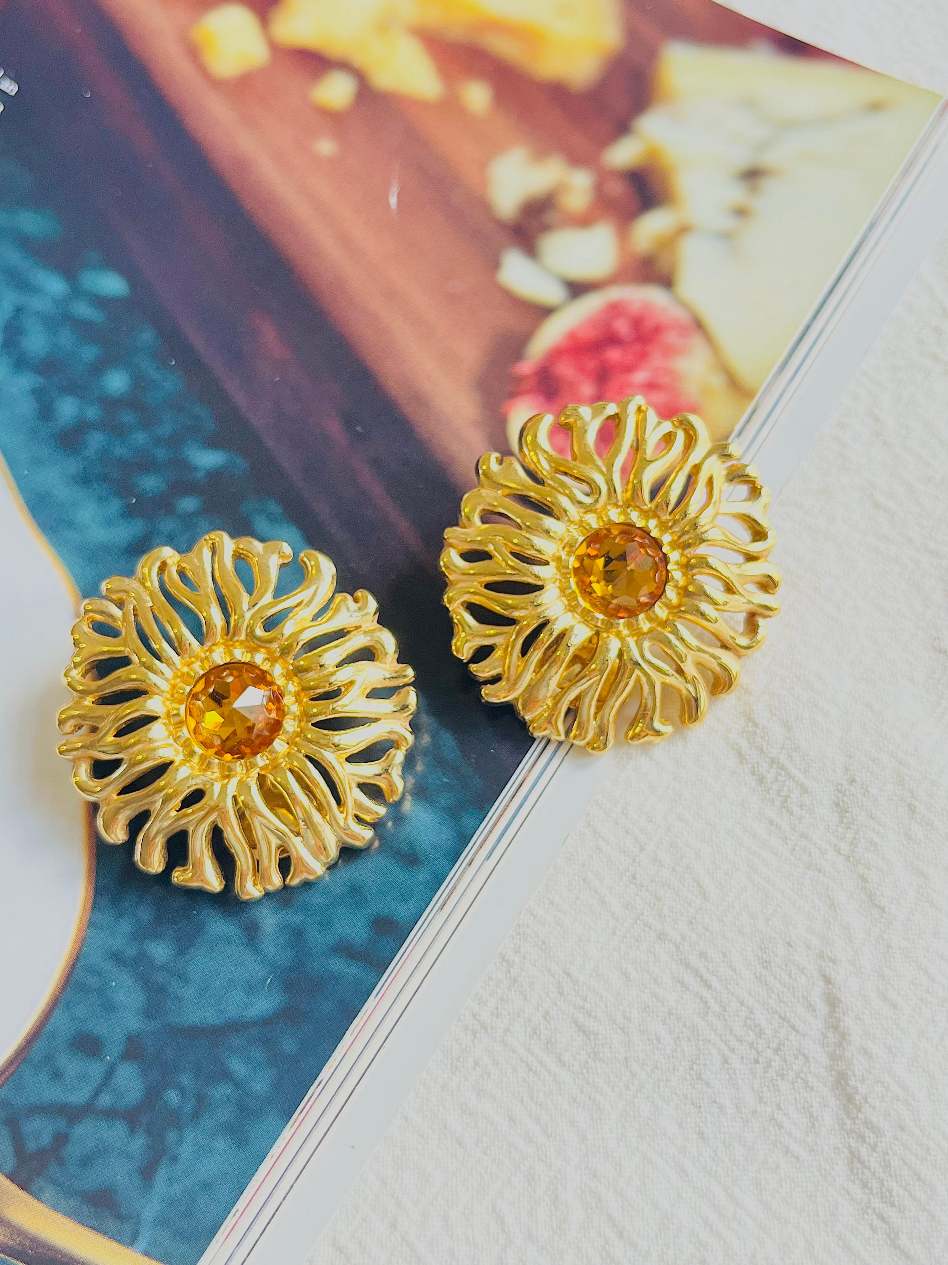 Christian Dior 1980s Vintage Extra Large Yellow Crystal Openwork Round Sunflower Chunky Clip Earrings, Gold Tone

Very excellent condition. 100% Genuine. Vintage and rare to find.

A very beautiful pair of earrings by 