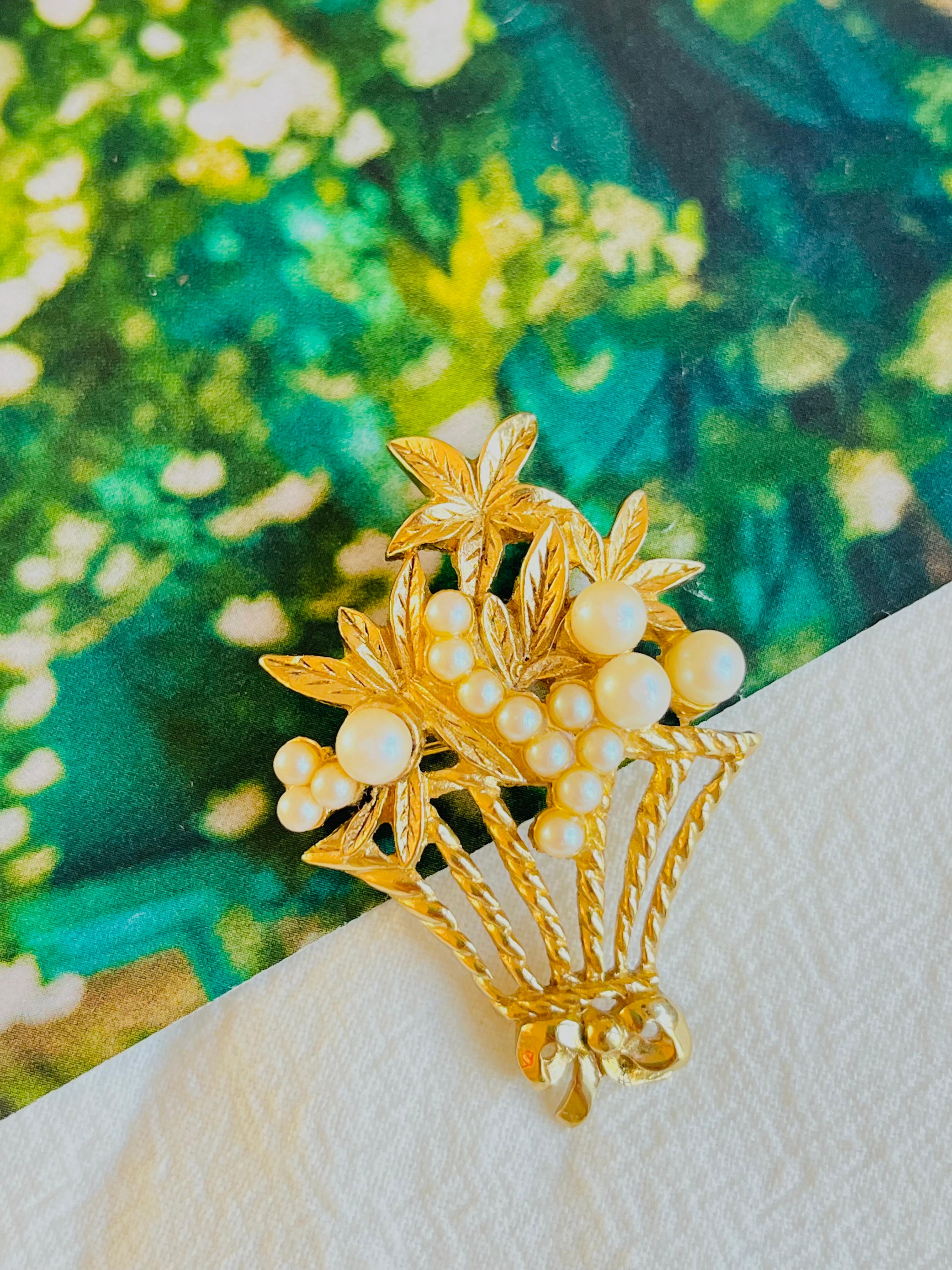 Very good condition. 100% Genuine.

A unique piece. This is gold plated stylised brooch. Rare to find.

Safety-catch pin closure.

Size: 3.3 cm x 4.8 cm.

Weight: 13.0 g.

_ _ _

Great for everyday wear. Come with velvet pouch and beautiful