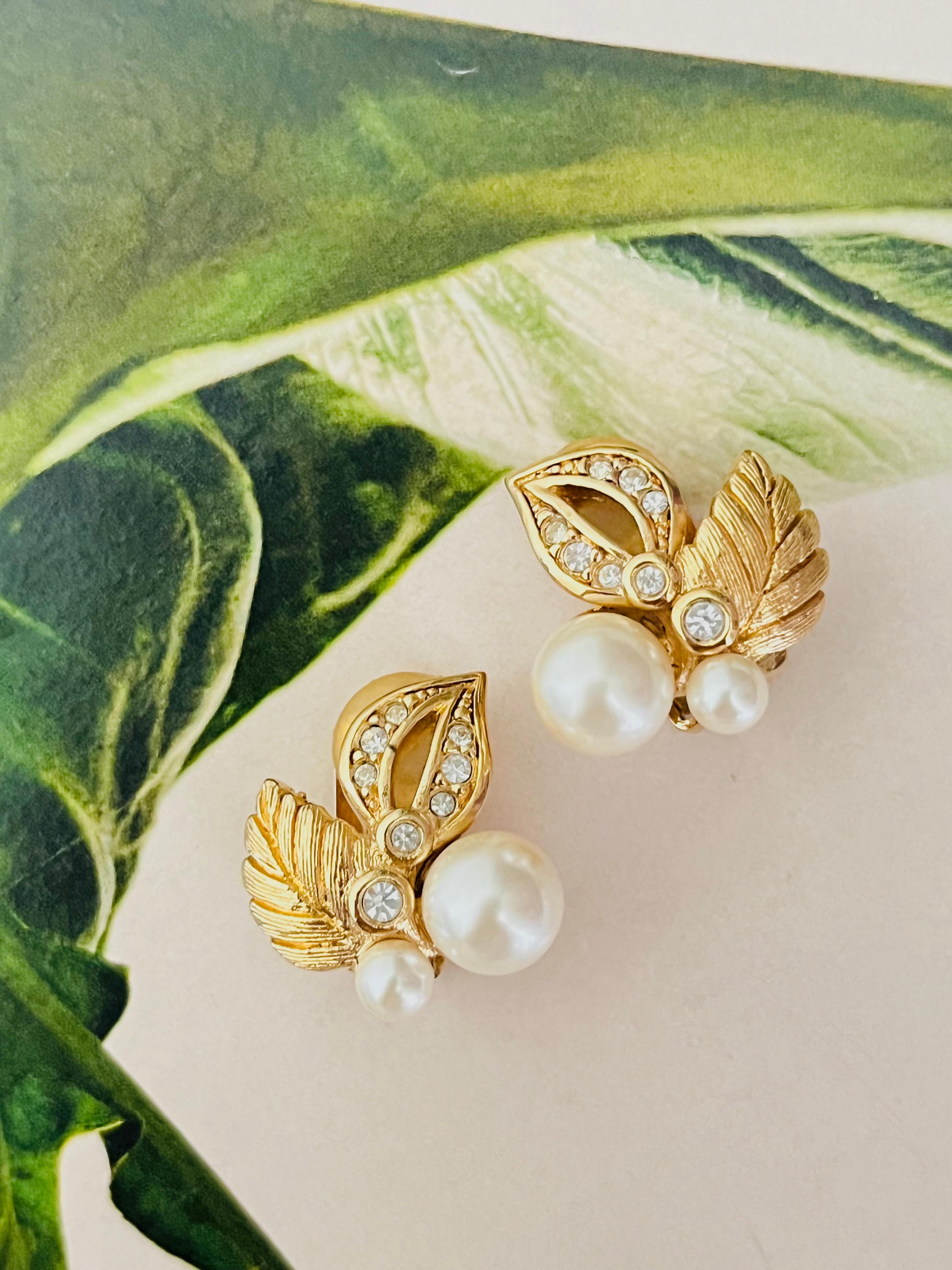 Christian Dior 1980s Vintage Flower Double Leaf White Round Pearls Crystals Openwork Elegant Clip Earrings, Gold Tone

Very excellent condition. 100% Genuine. Very beautiful. Vintage and rare to find.

A very beautiful pair of earrings by Chr. DIOR,