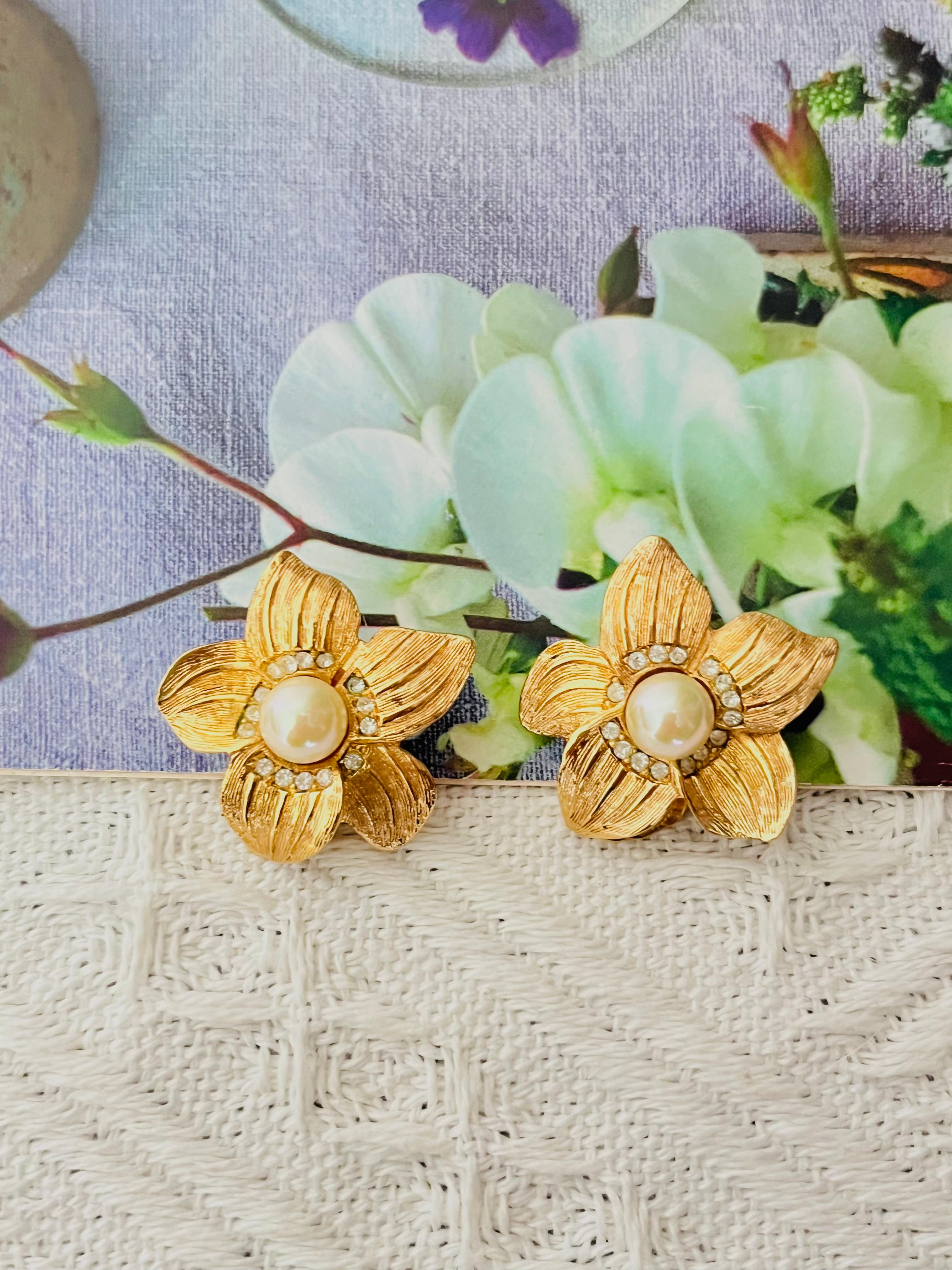 Christian Dior 1980s Vintage Vivid Curled Flower White Round Pearl Crystals Clip Earrings, Gold Tone (Boucles d'oreilles clip avec fleurs courbées et perles rondes blanches)

Très bon état. 100% authentique. Vintage et rare à trouver.

Une très