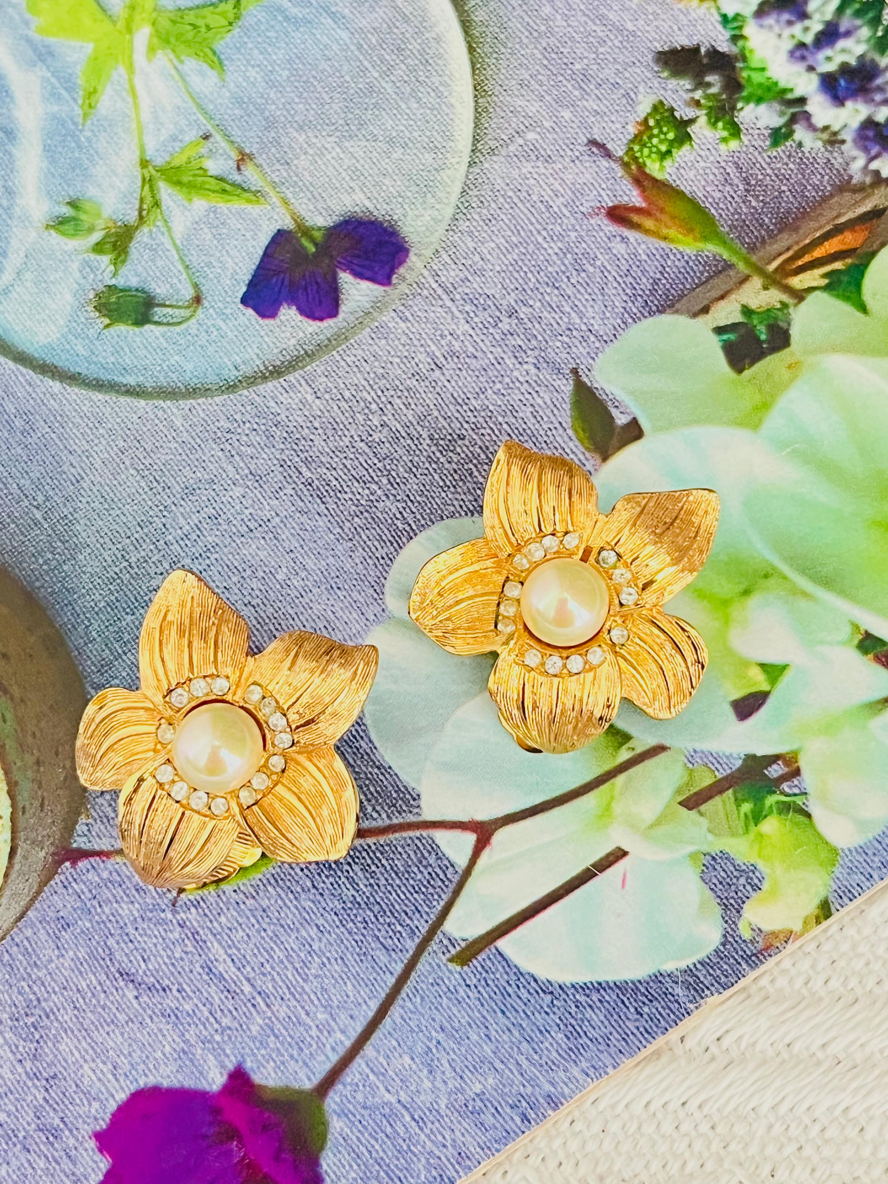 Christian Dior 1980 Boucles d'oreilles Clip Fleur Fleur Blanche Perle Ronde Cristaux Vintage Excellent état - En vente à Wokingham, England