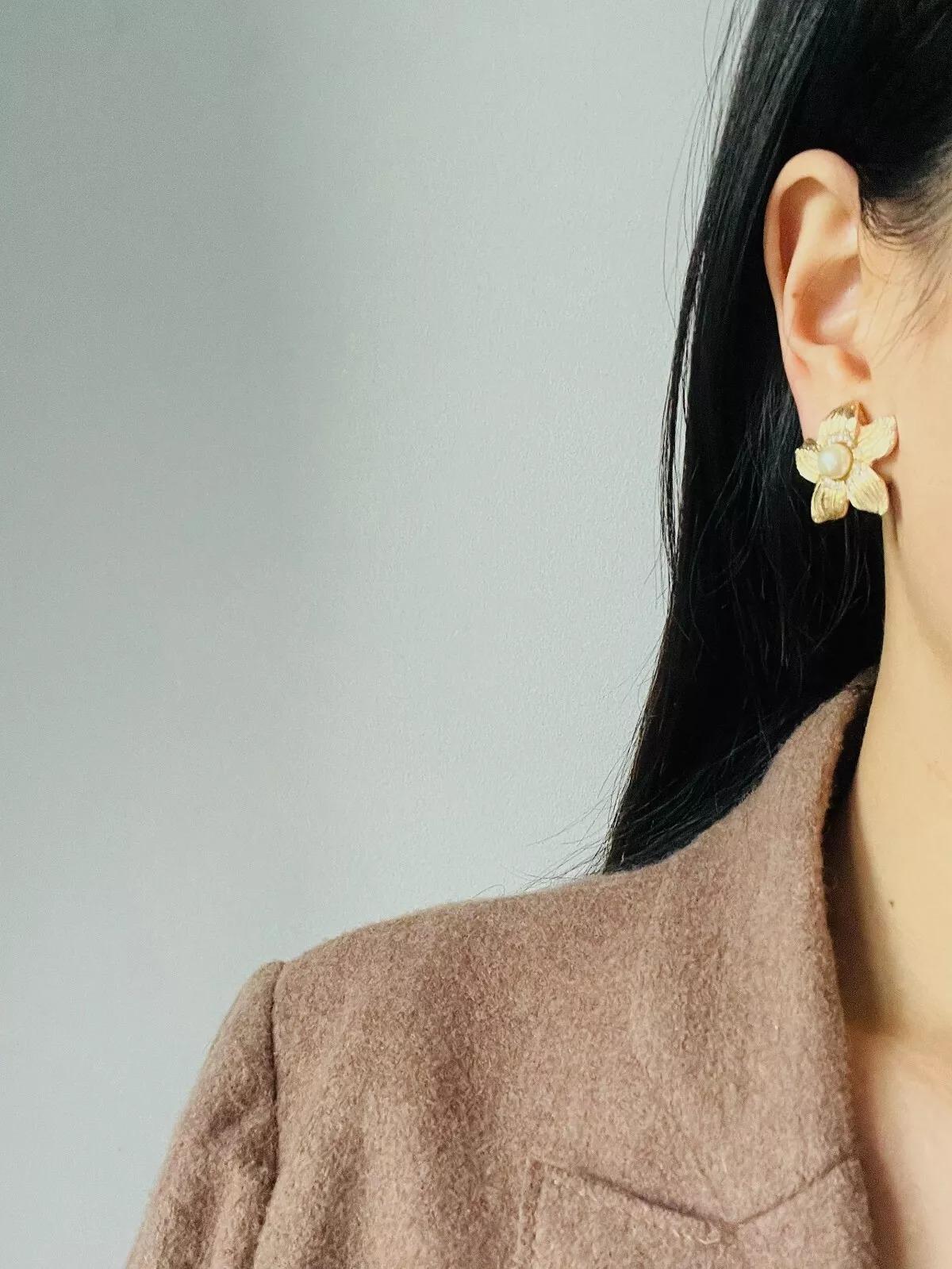 Christian Dior 1980 Boucles d'oreilles Clip Fleur Fleur Blanche Perle Ronde Cristaux Vintage Pour femmes en vente