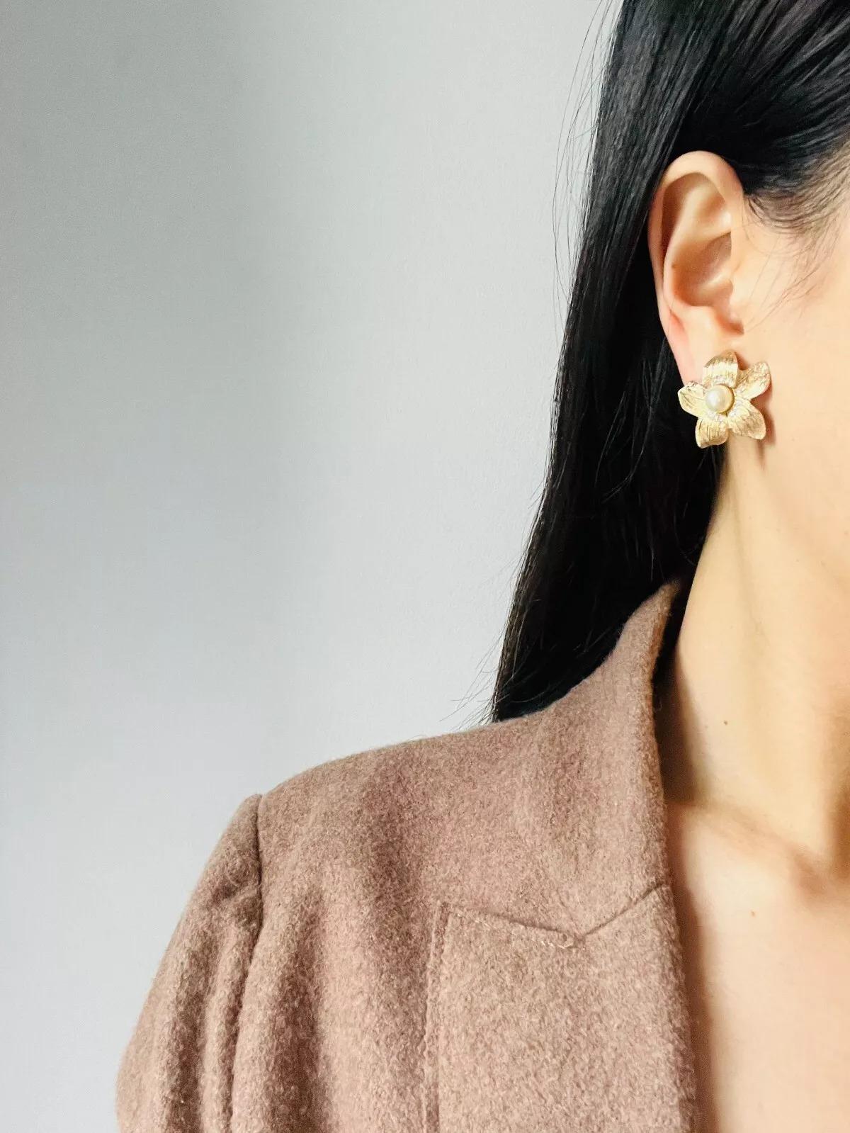 Christian Dior 1980 Boucles d'oreilles Clip Fleur Fleur Blanche Perle Ronde Cristaux Vintage en vente 1