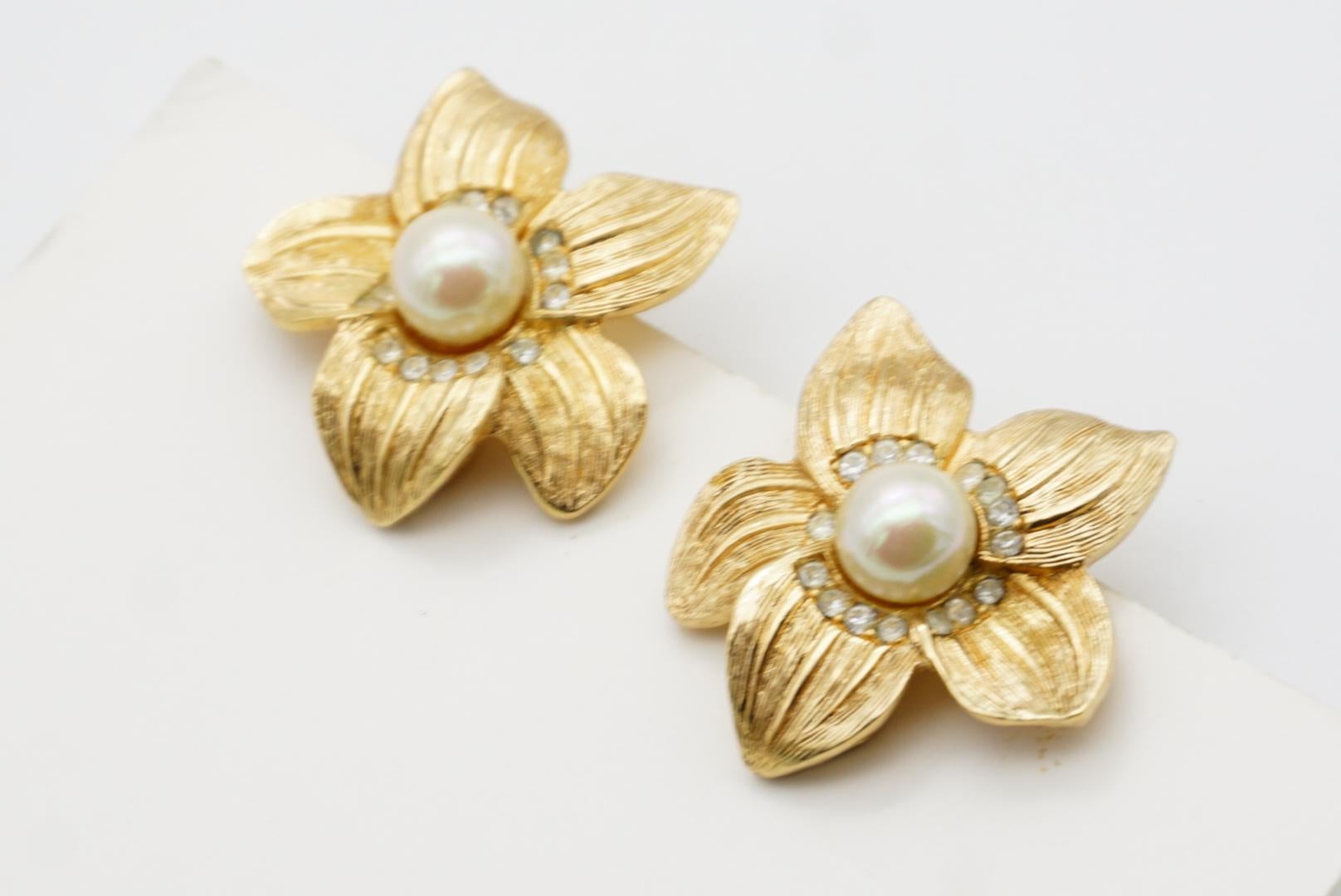 Christian Dior 1980 Boucles d'oreilles Clip Fleur Fleur Blanche Perle Ronde Cristaux Vintage en vente 4