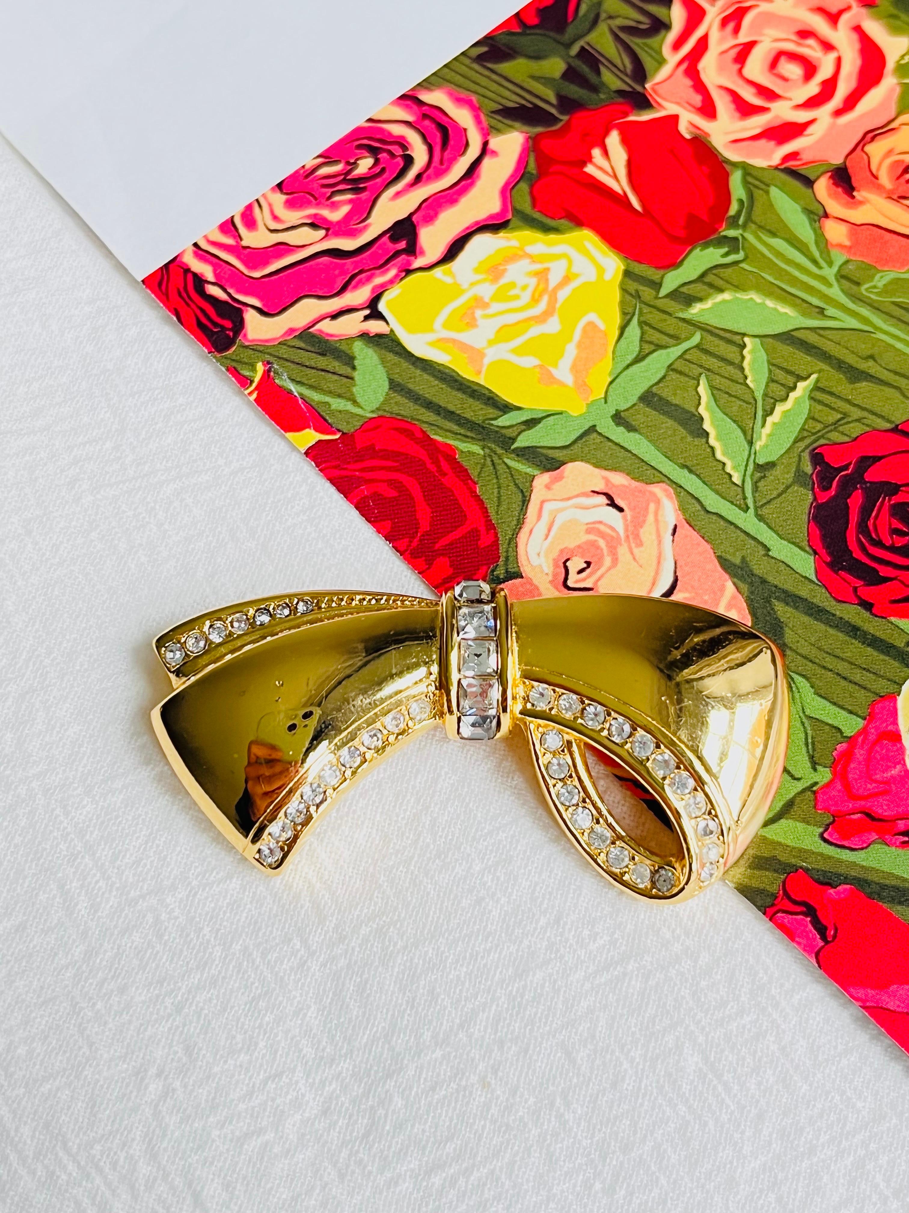 Christian Dior 1980s Vintage Glow Knot Schleife Band Kristalle Brosche, Gold-Ton

Sehr guter Zustand. Leichte Kratzer, kaum spürbar. 100% echt.

Ein Unikat. Diese stilisierte Brosche ist vergoldet. Verschluss mit Sicherheitsnadel.

Größe: 5,3 cm x
