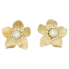 Christian Dior 1980s Vintage Pendientes Oro Blanco Perla Flor Ondulada Cristales