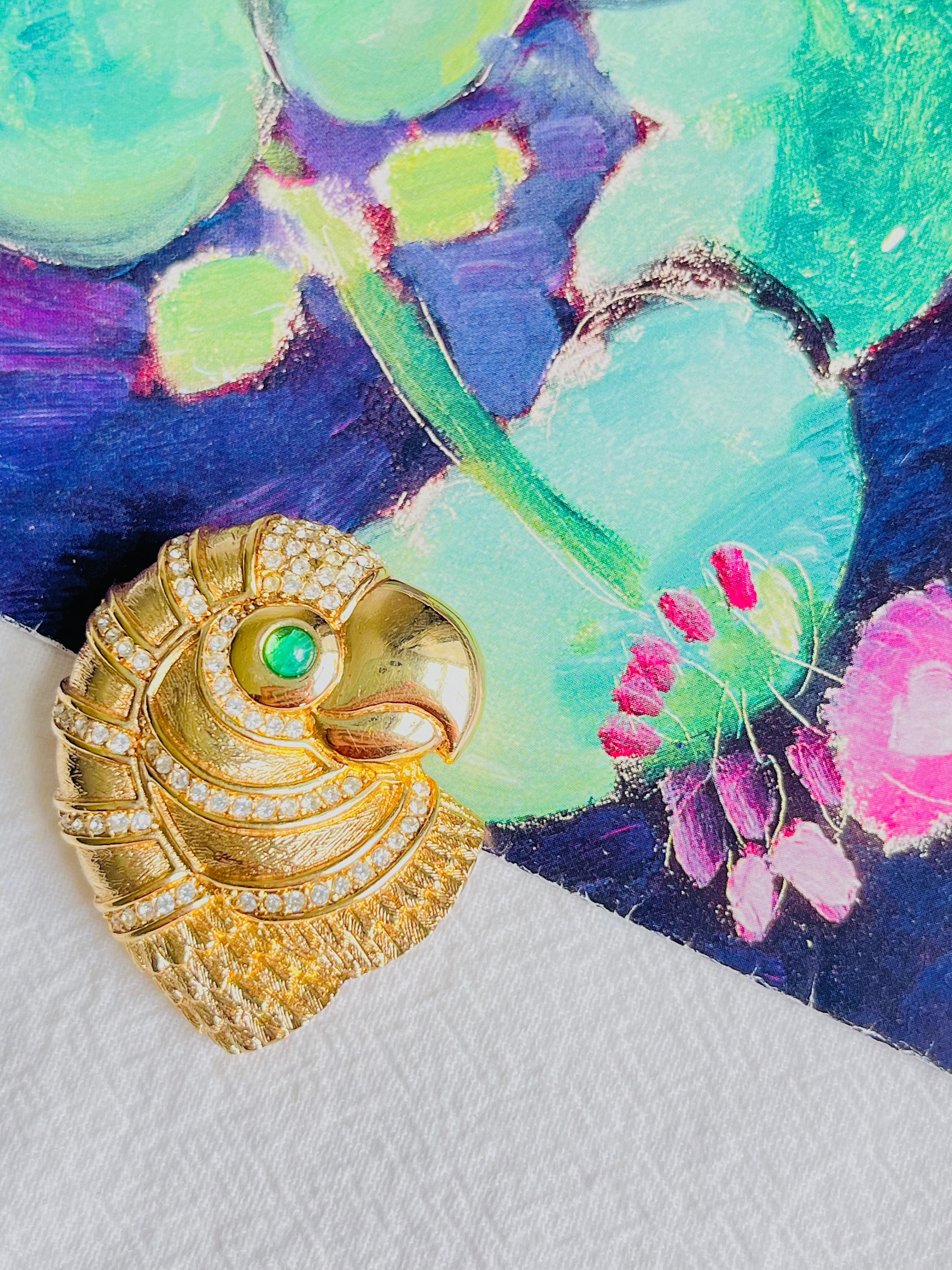 Women's or Men's Christian Dior 1980s Vintage Gripoix Emerald Eye Parrot Bird Head Crystal Brooch